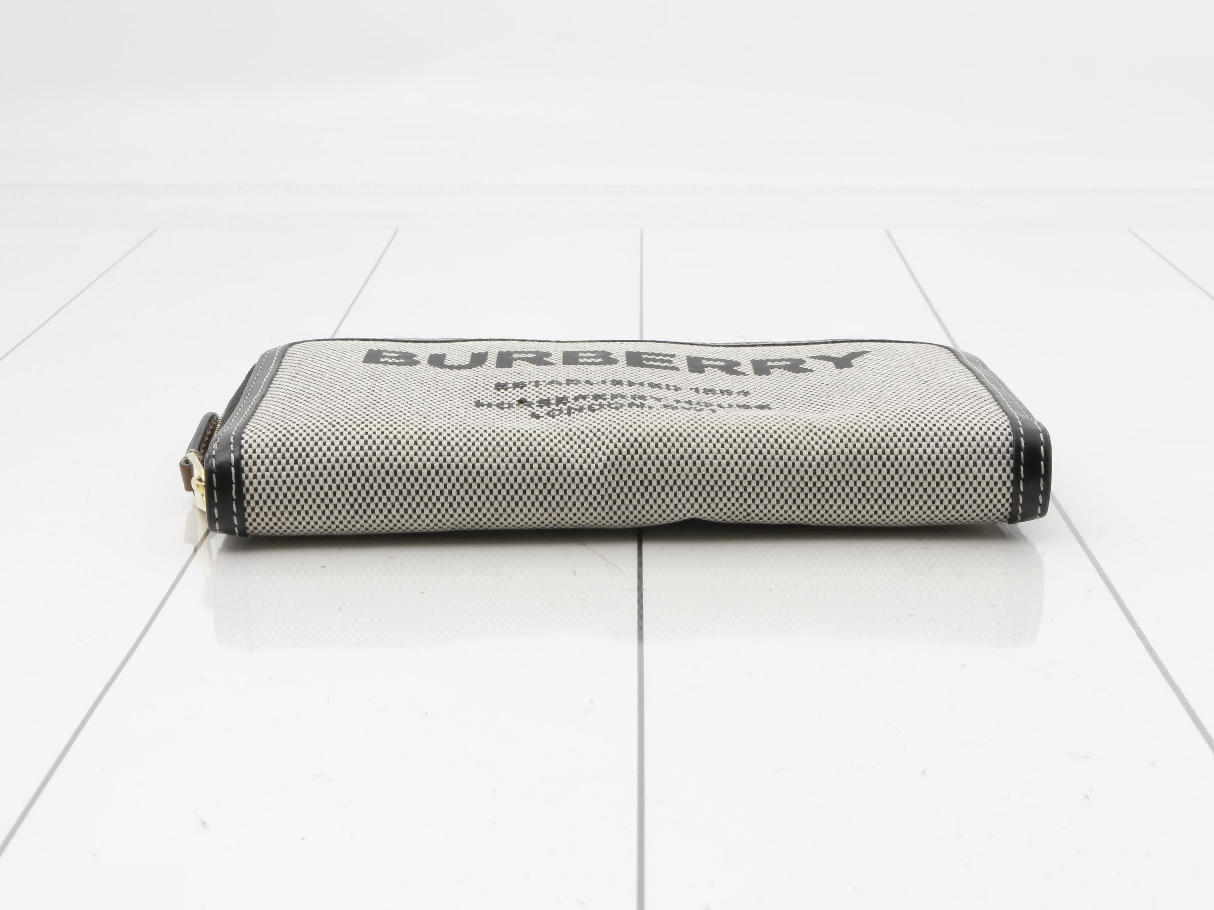 8039493 Round Zip Long Wallet, Horseferry Print, Canvas — view 3
