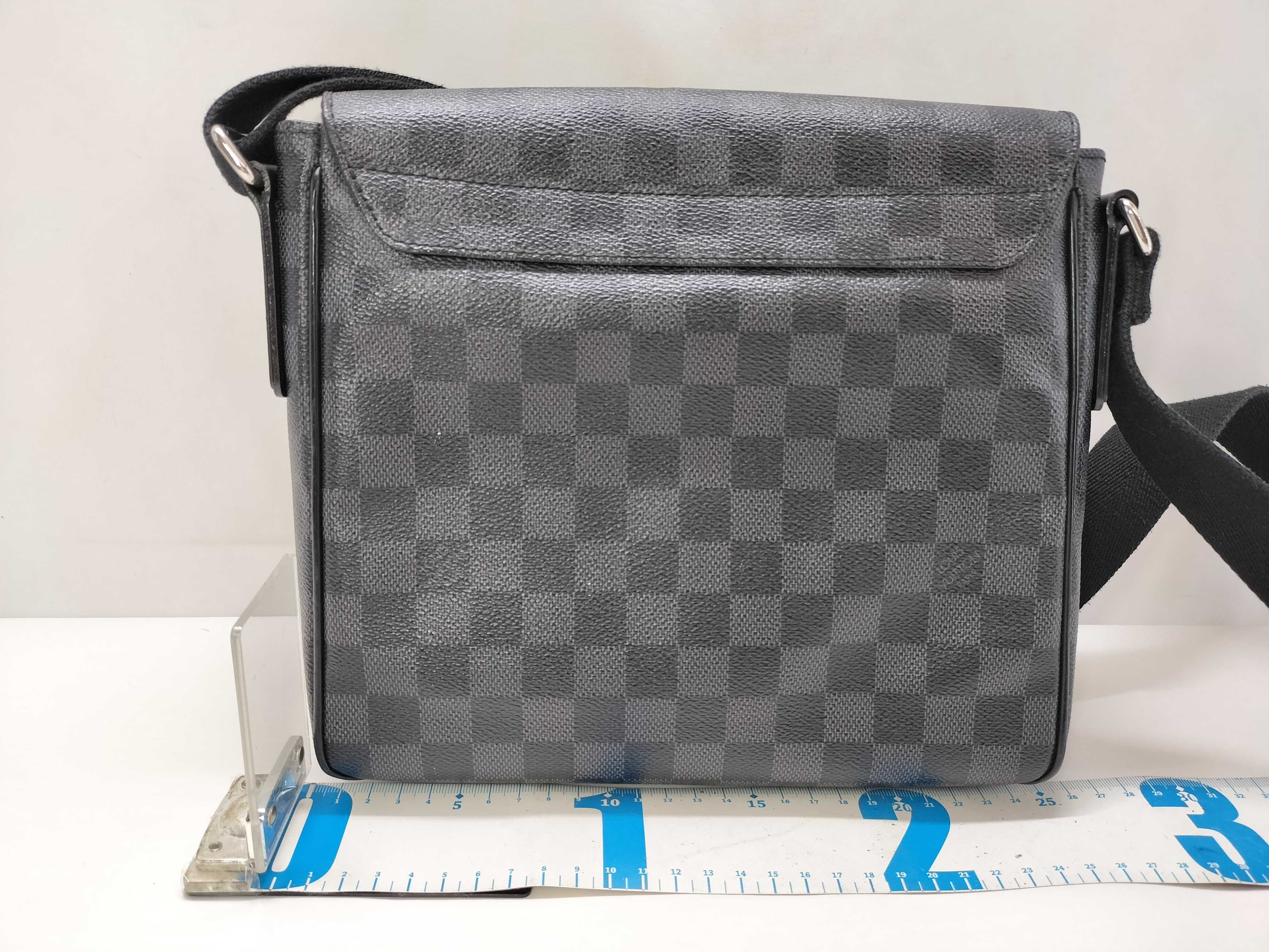 Damier Graphite PH- District Messenger Bag Black Damier Canvas Graphite 25cm Shoulder Bag — view 2