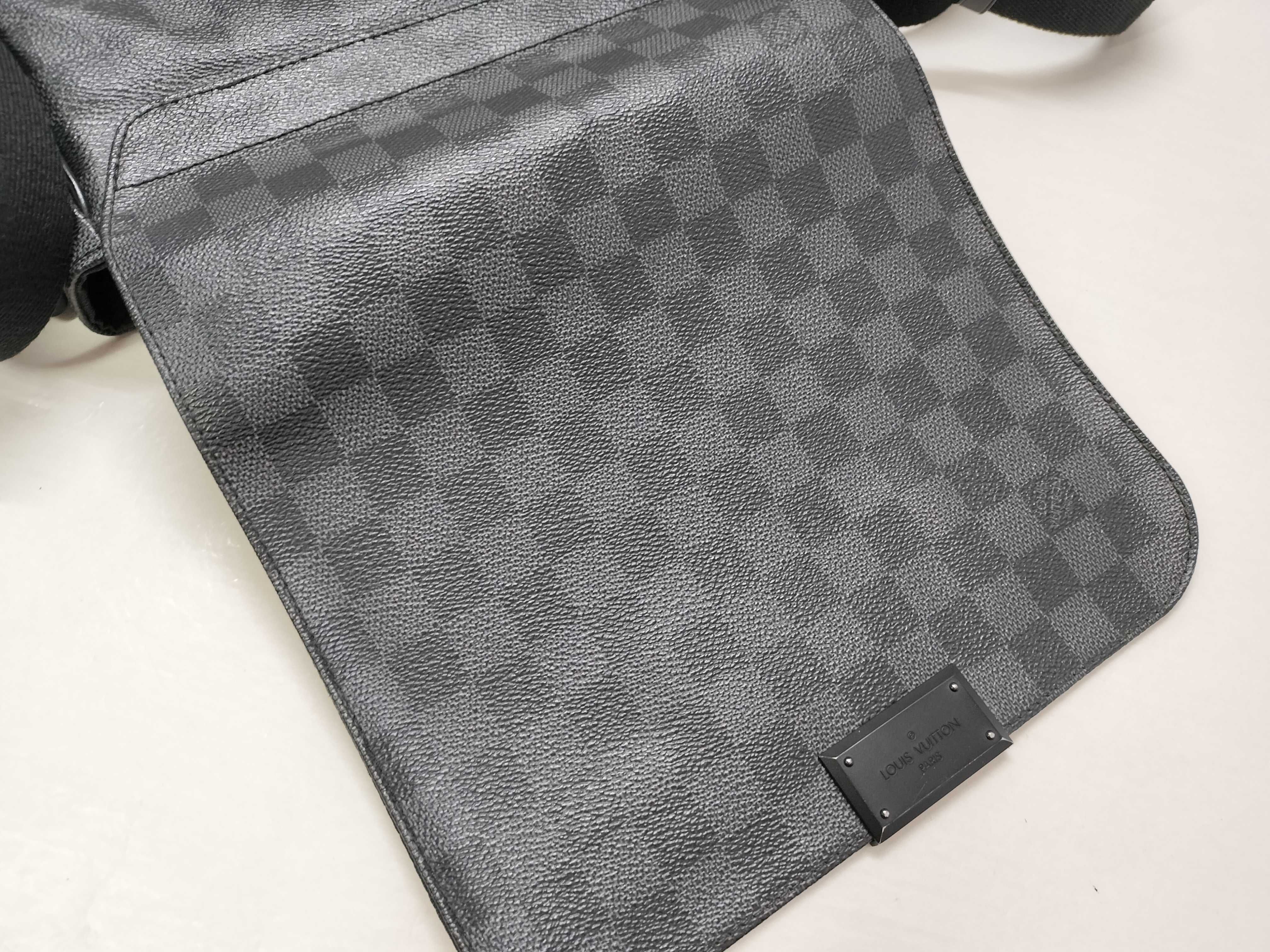 Damier Graphite PH- District Messenger Bag Black Damier Canvas Graphite 25cm Shoulder Bag — view 13