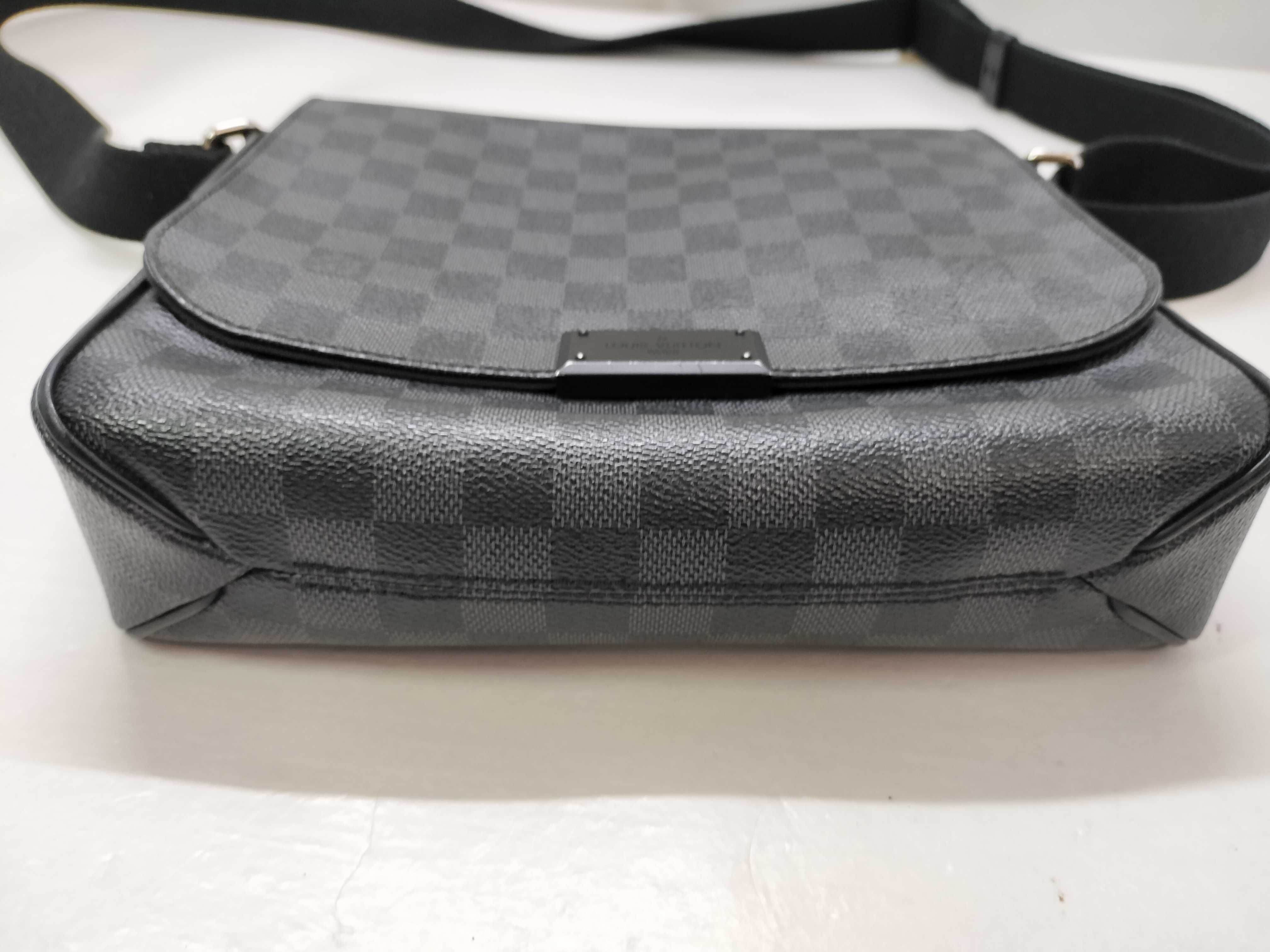 Damier Graphite PH- District Messenger Bag Black Damier Canvas Graphite 25cm Shoulder Bag — view 14
