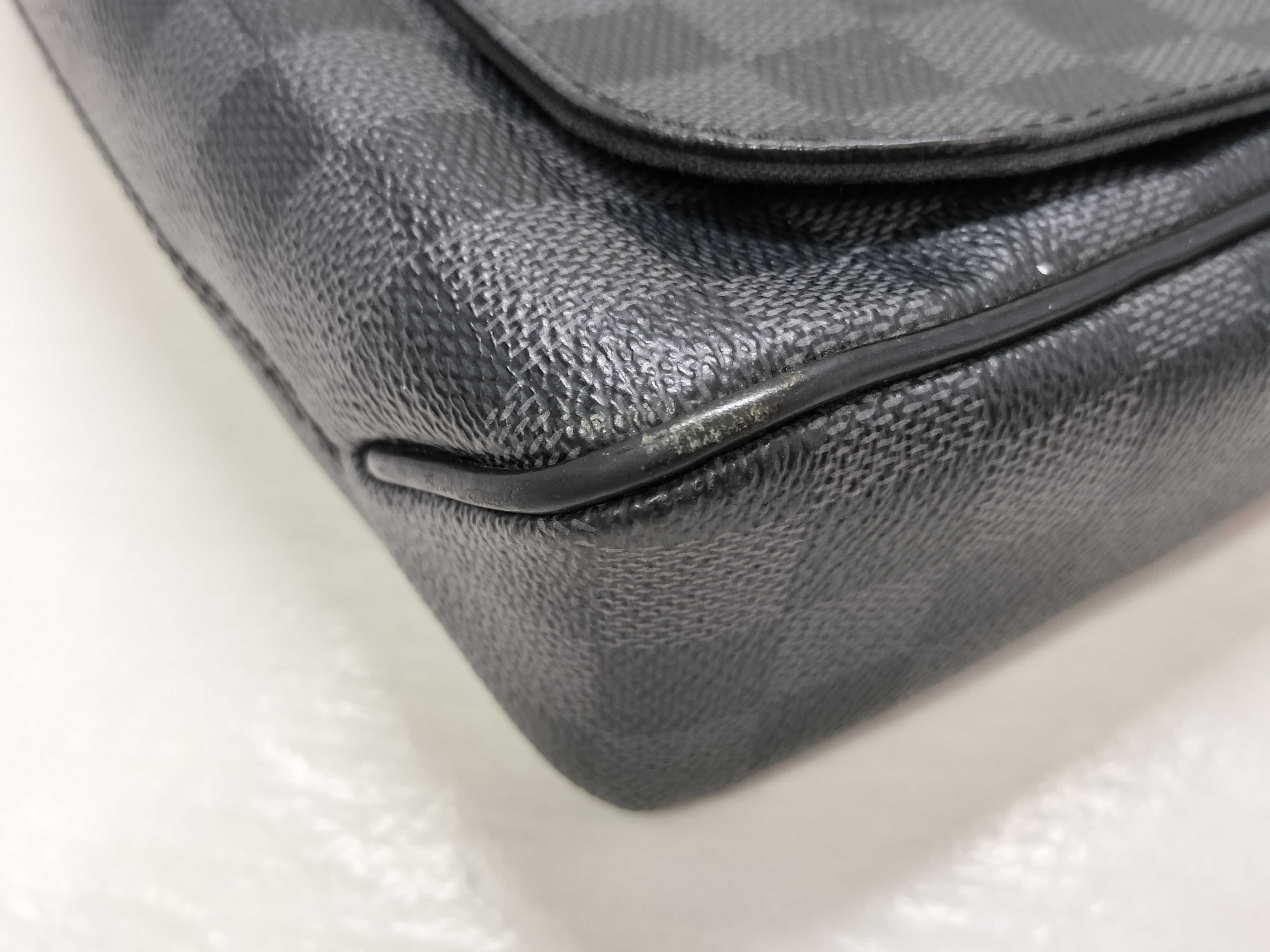Damier Graphite PH- District Messenger Bag Black Damier Canvas Graphite 25cm Shoulder Bag — view 6