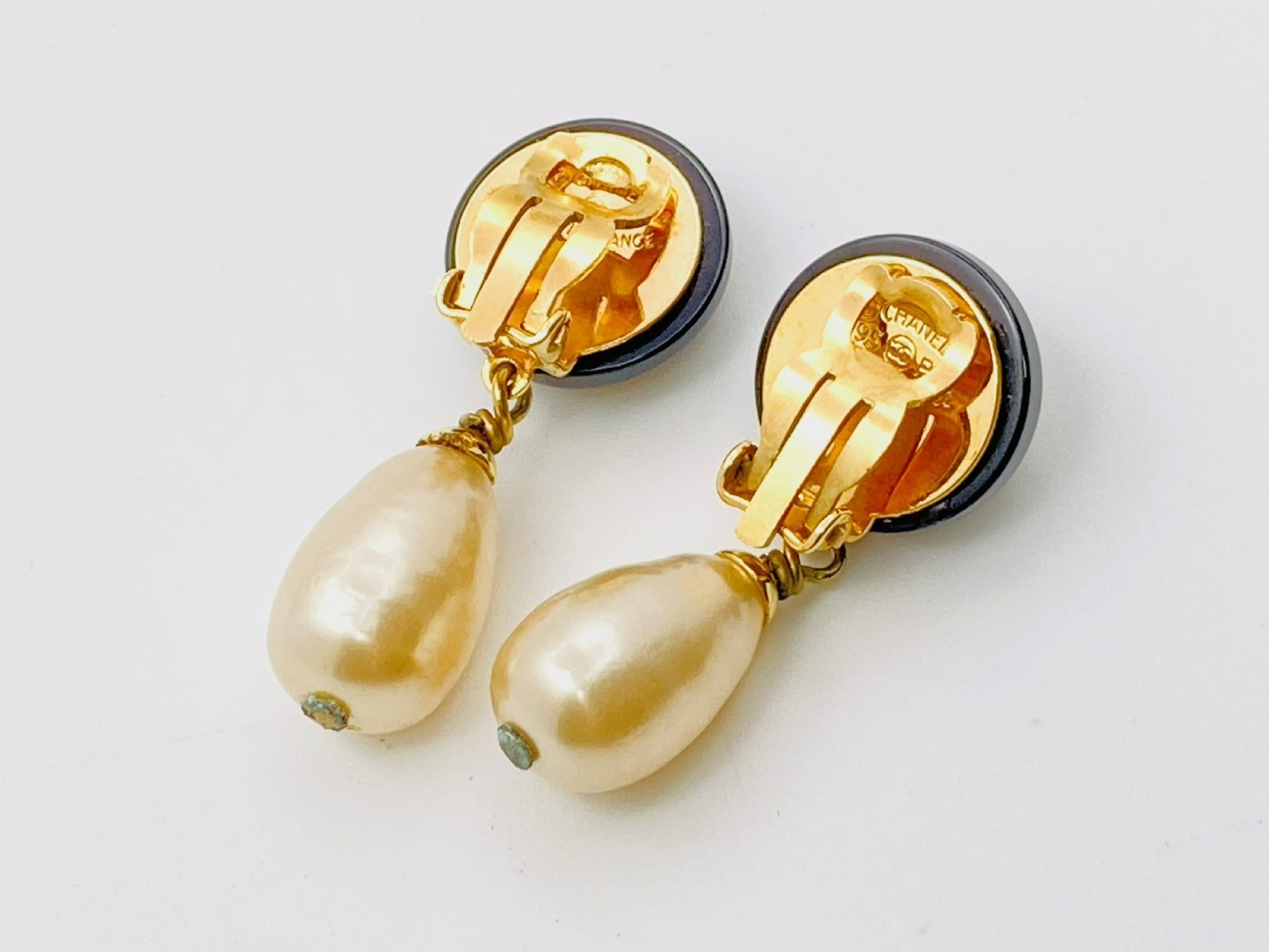 Coco Mark Faux Pearl Teardrop Swing Earrings 95P Black Resin Earrings — view 2