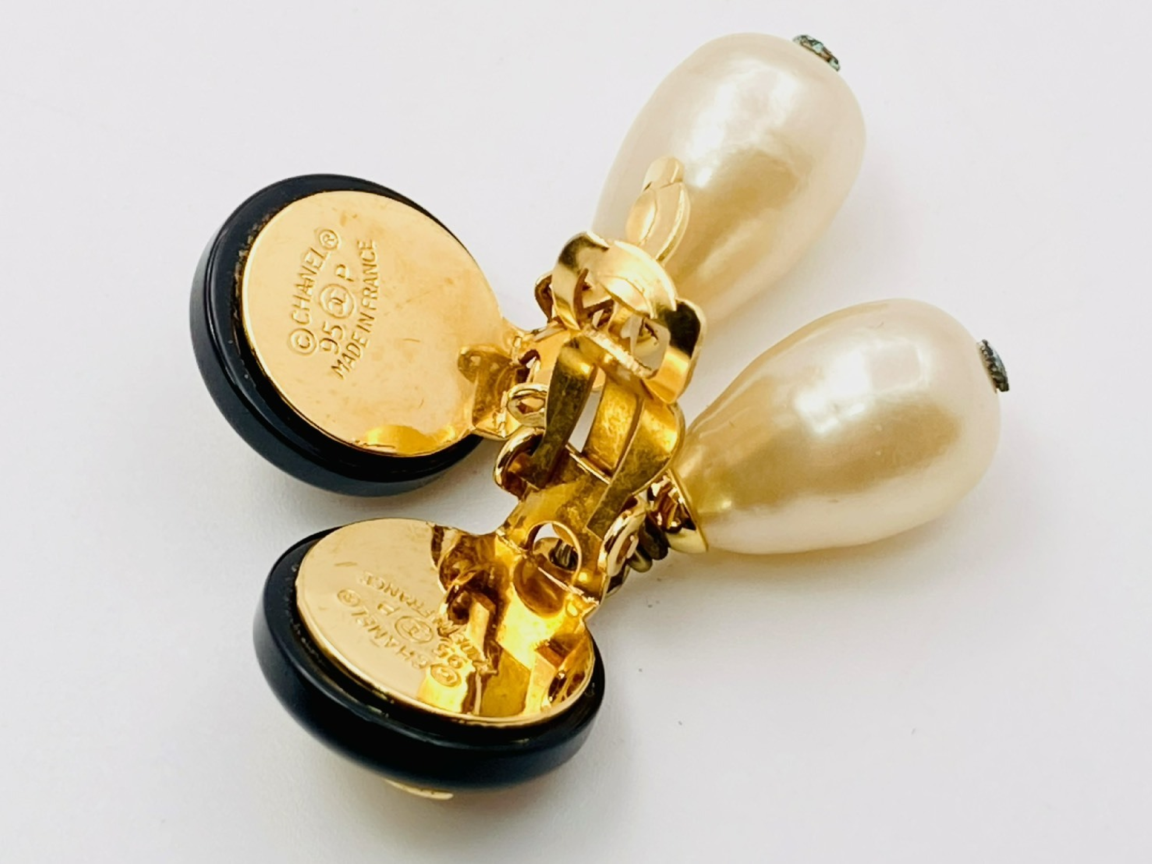 Coco Mark Faux Pearl Teardrop Swing Earrings 95P Black Resin Earrings — view 3