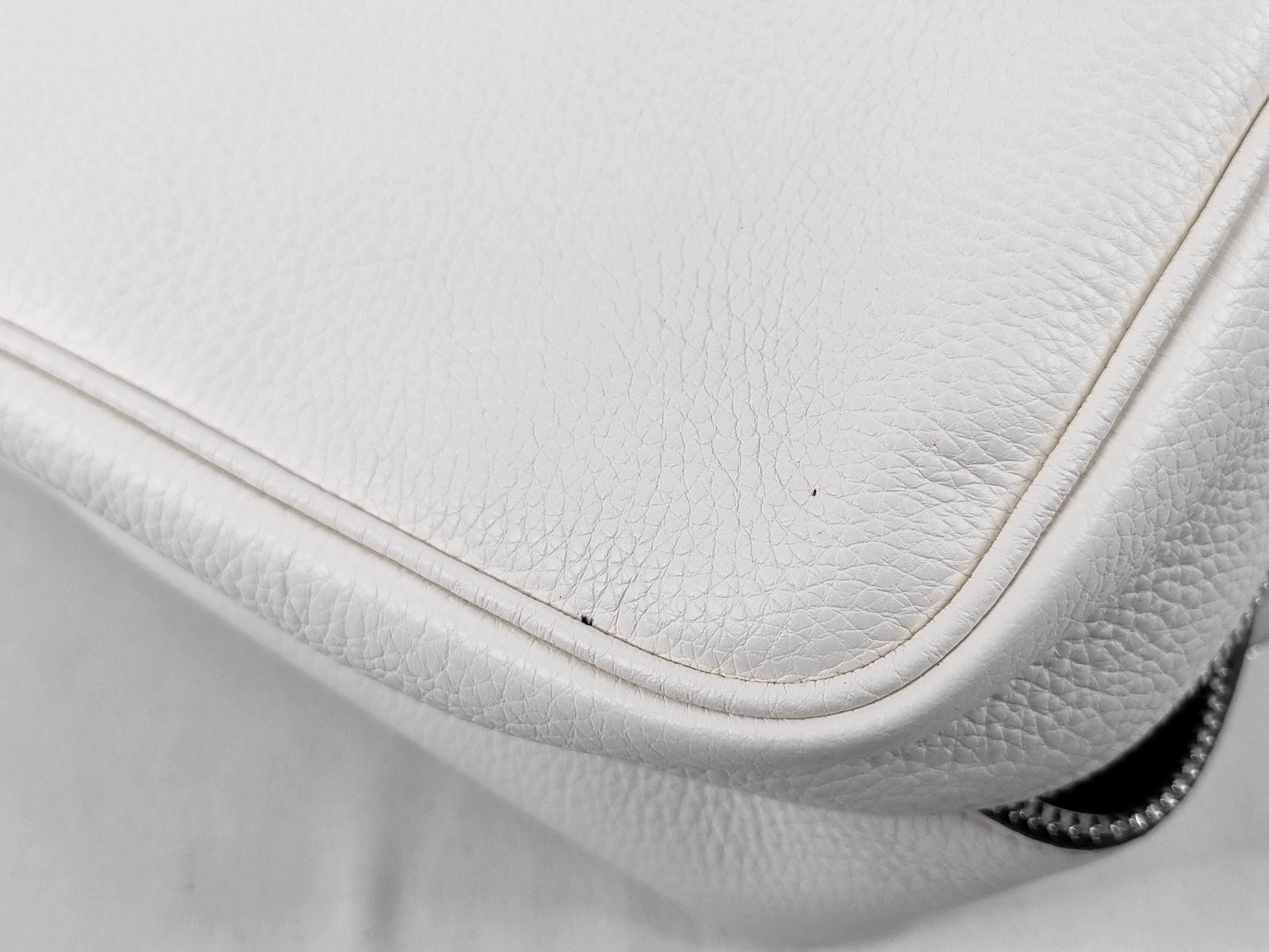 Clutch Bag, White, with Dust Bag and Guarantee Card. — view 14