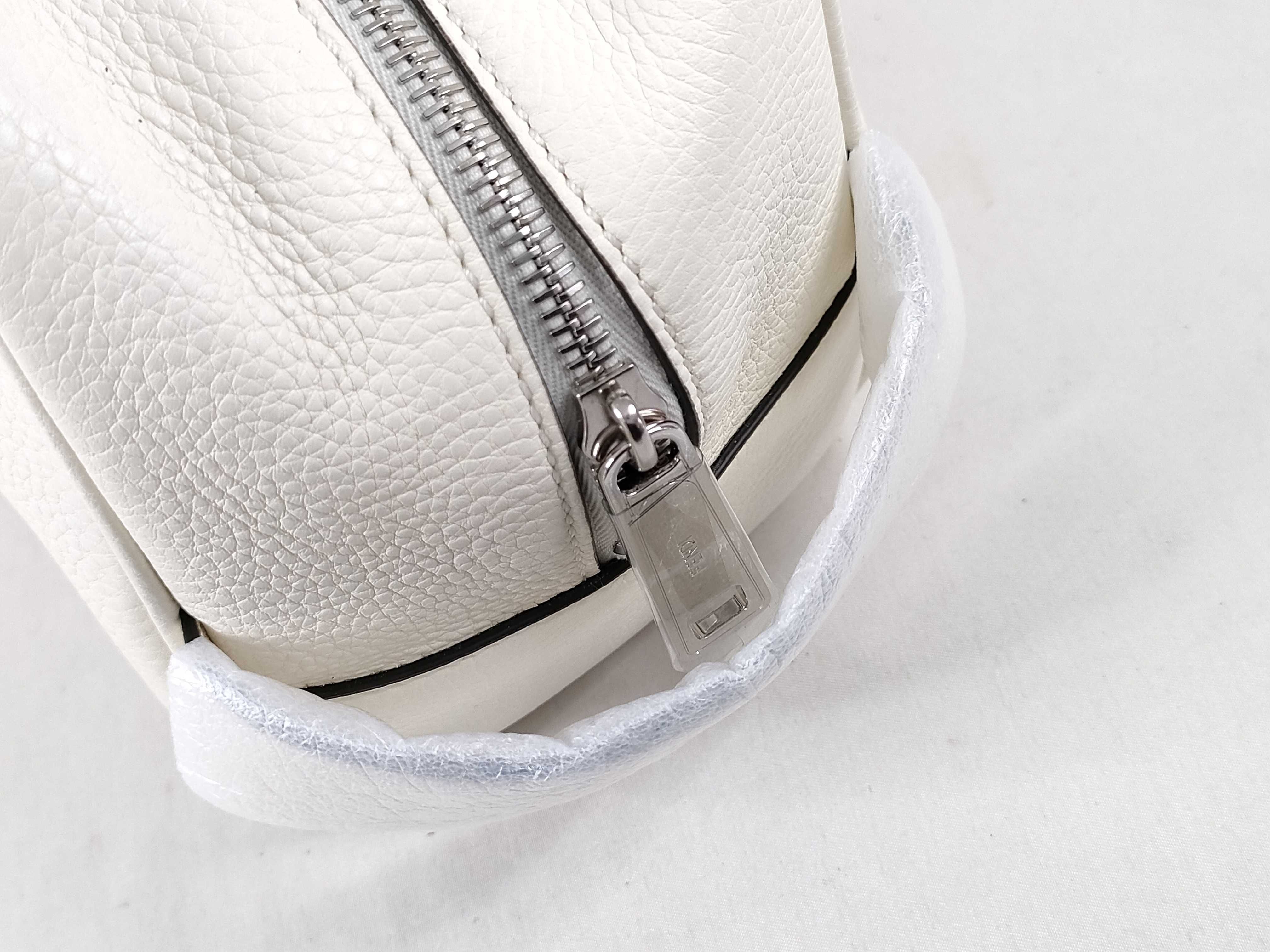 Clutch Bag, White, with Dust Bag and Guarantee Card. — view 3