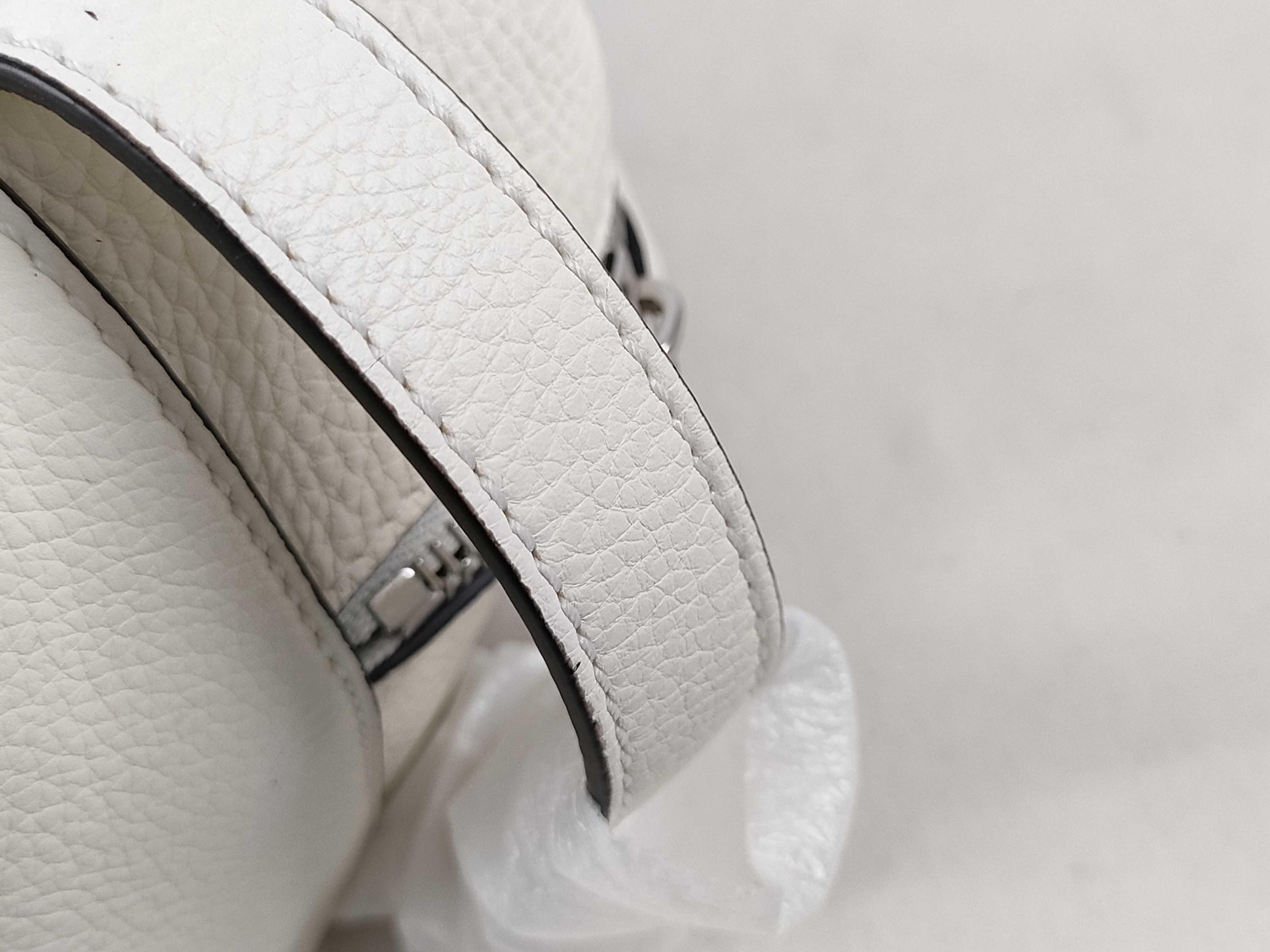Clutch Bag, White, with Dust Bag and Guarantee Card. — view 4