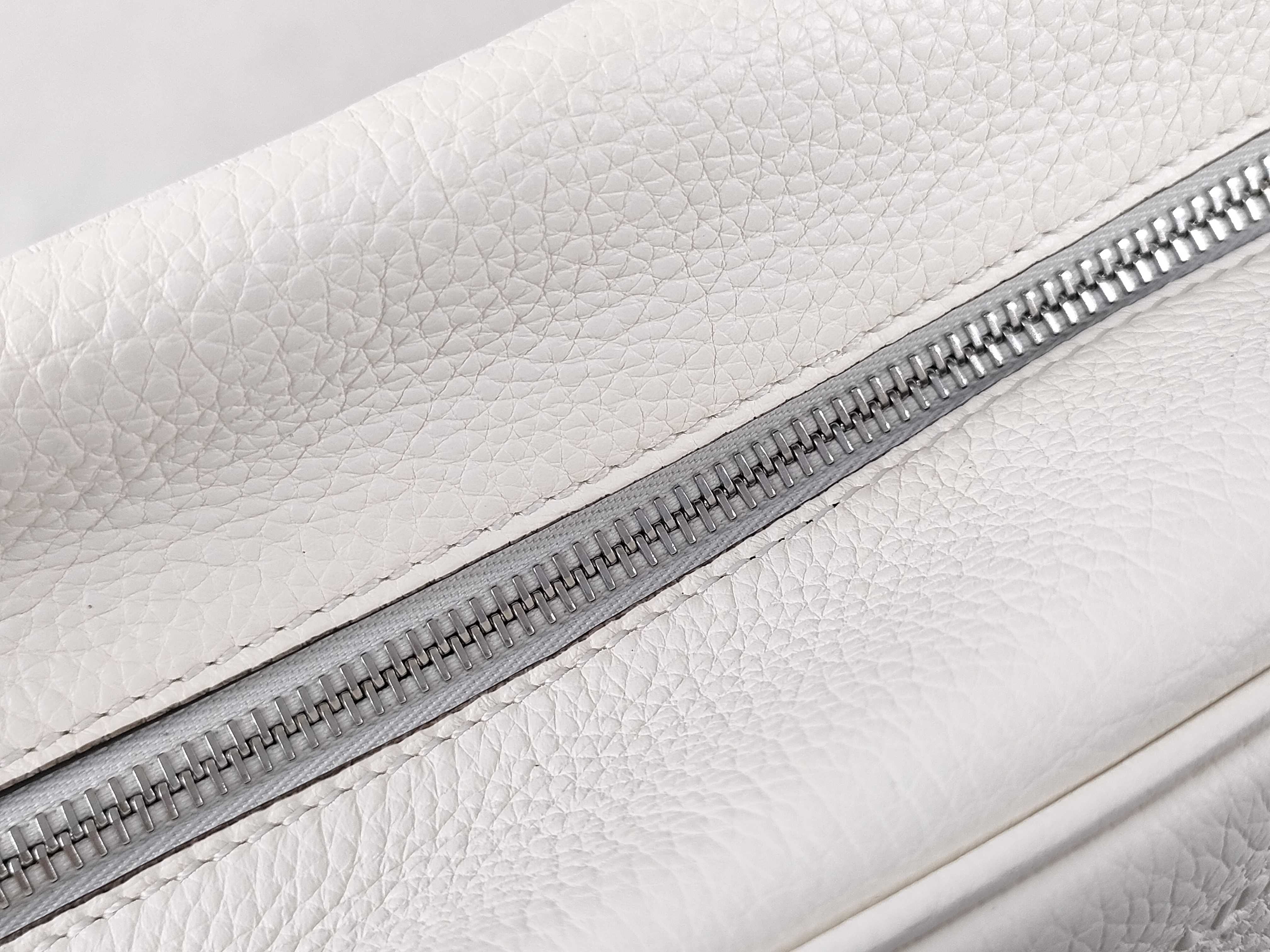Clutch Bag, White, with Dust Bag and Guarantee Card. — view 8