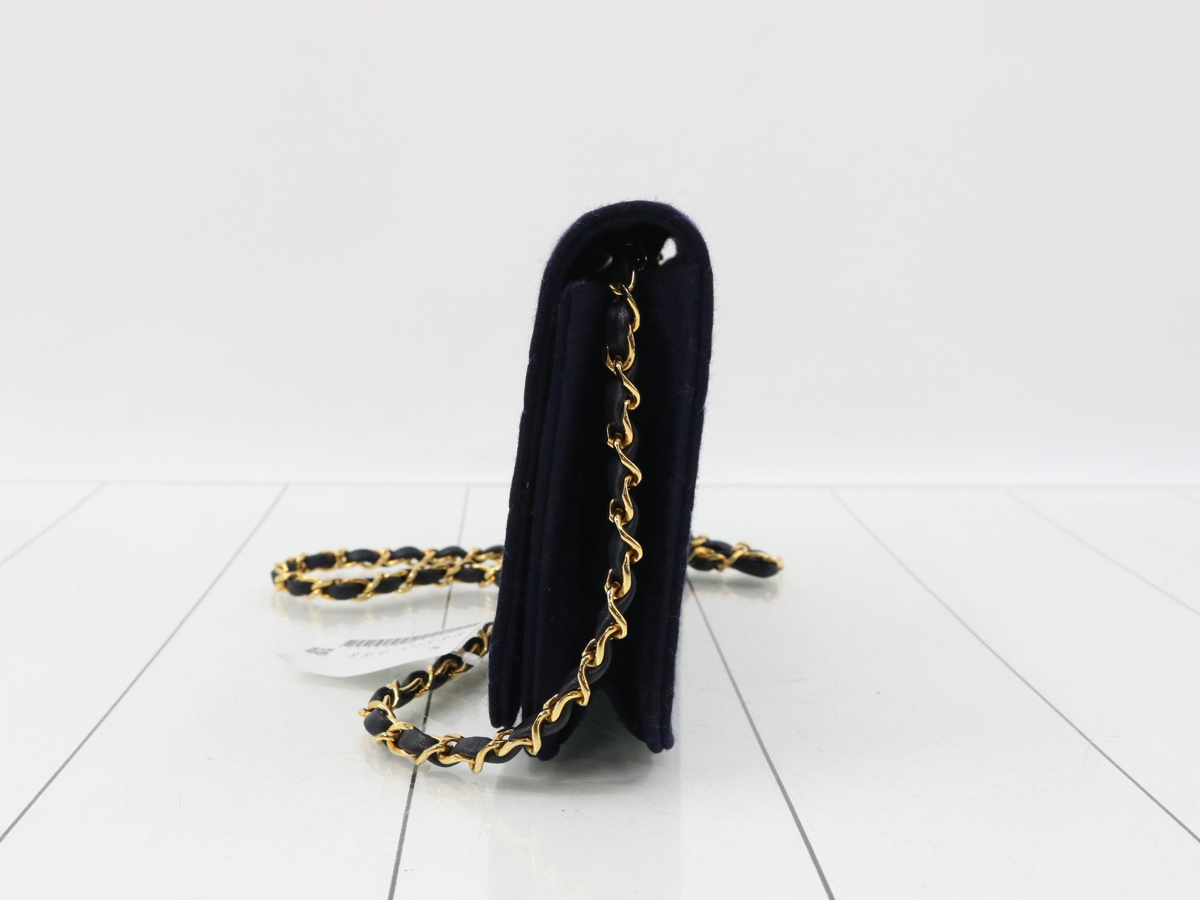 Single flap matelassé shoulder bag — view 3