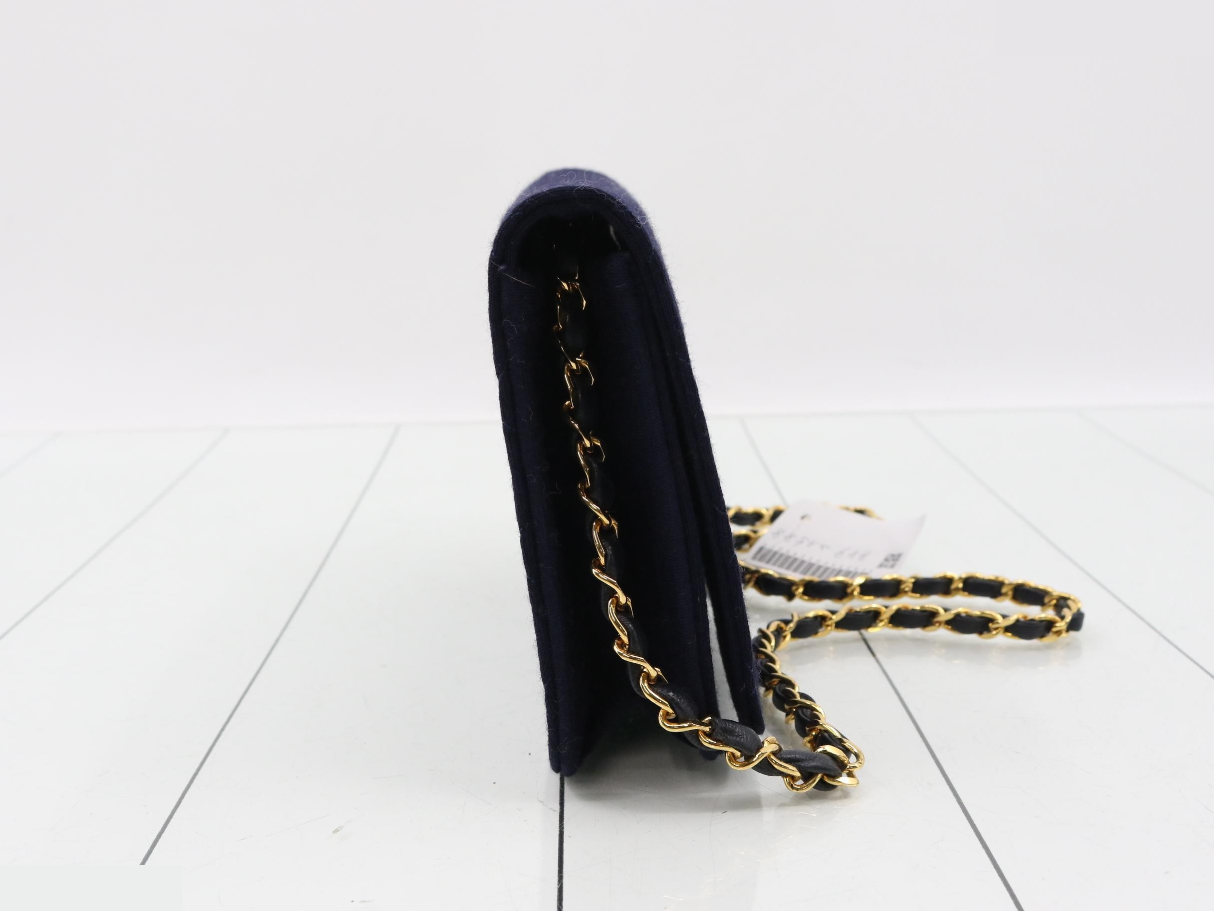 Single flap matelassé shoulder bag — view 4