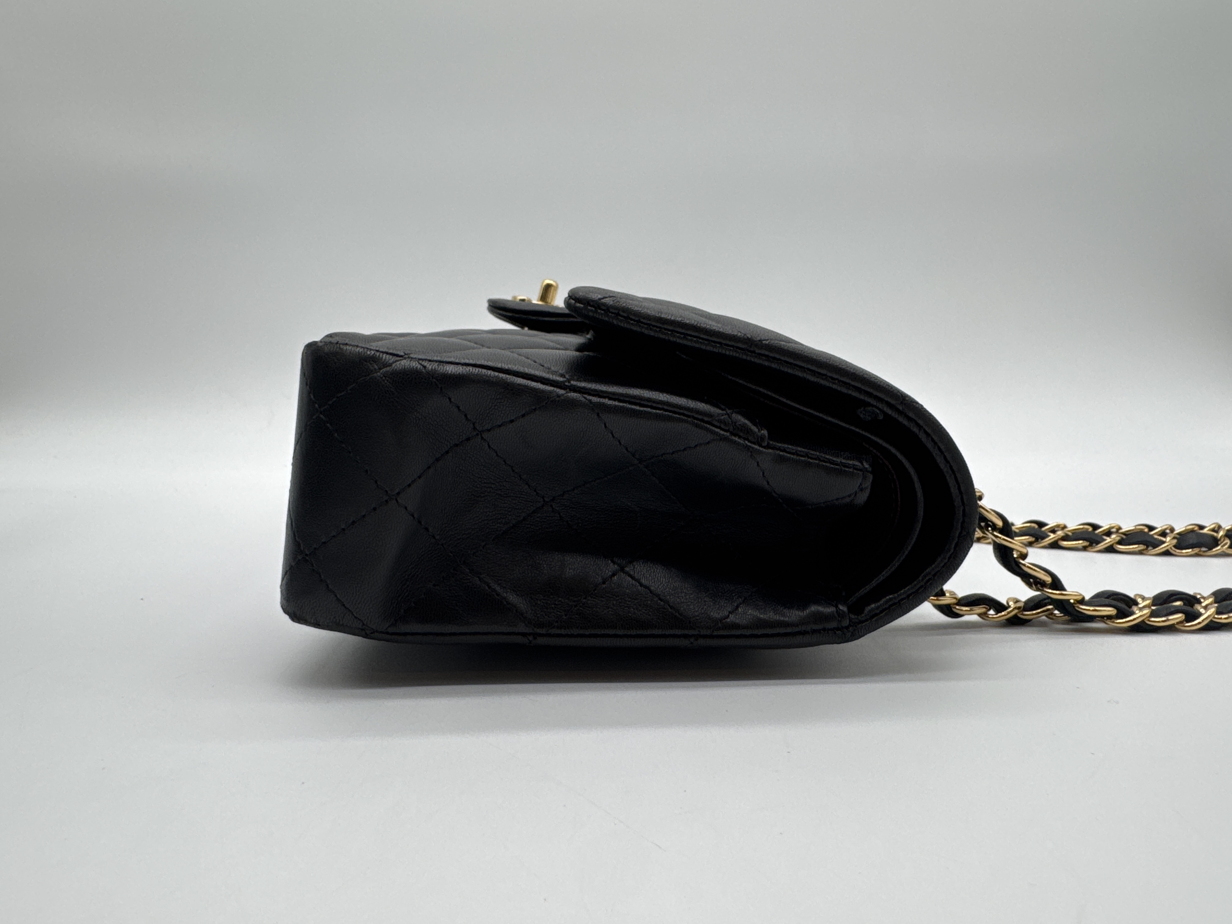 Lambskin Matelassé 25 Black Shoulder Bag — view 3