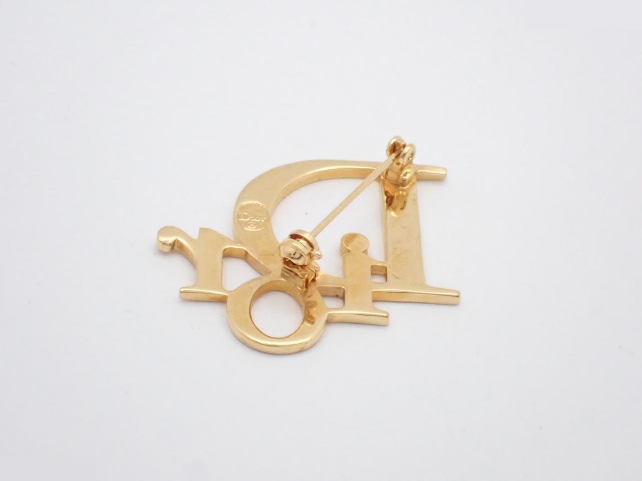 brooch — view 2