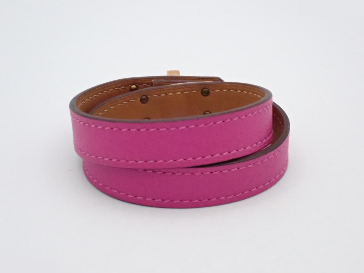 Purple calfskin Kelly bag bracelet with "C" stamp, wrist size approximately 14.5 cm. — view 2