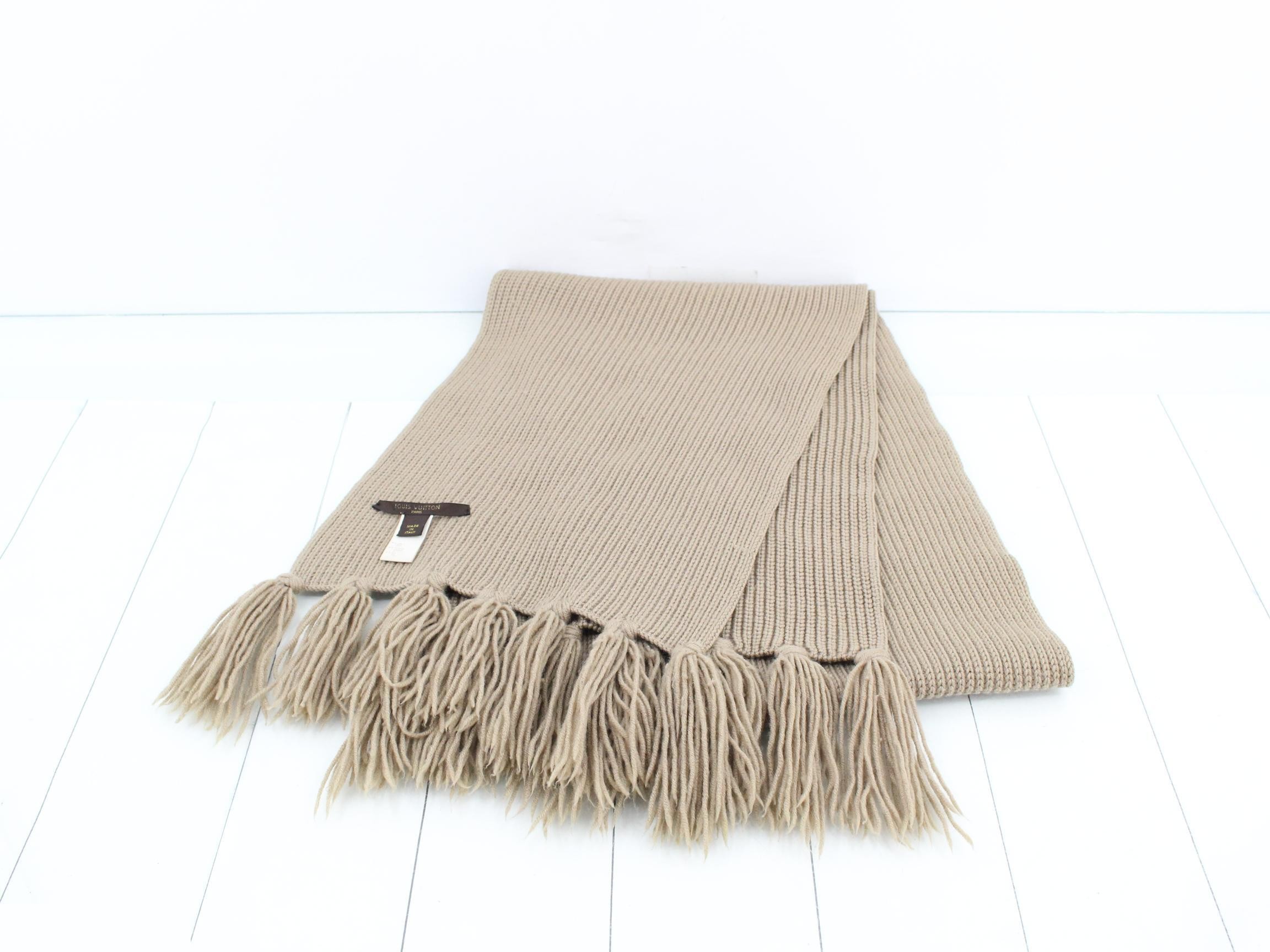 Knitted scarf with fringe, beige tones. — view 2