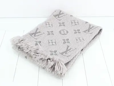 M74742 Echarpe Logomania Gris Perle