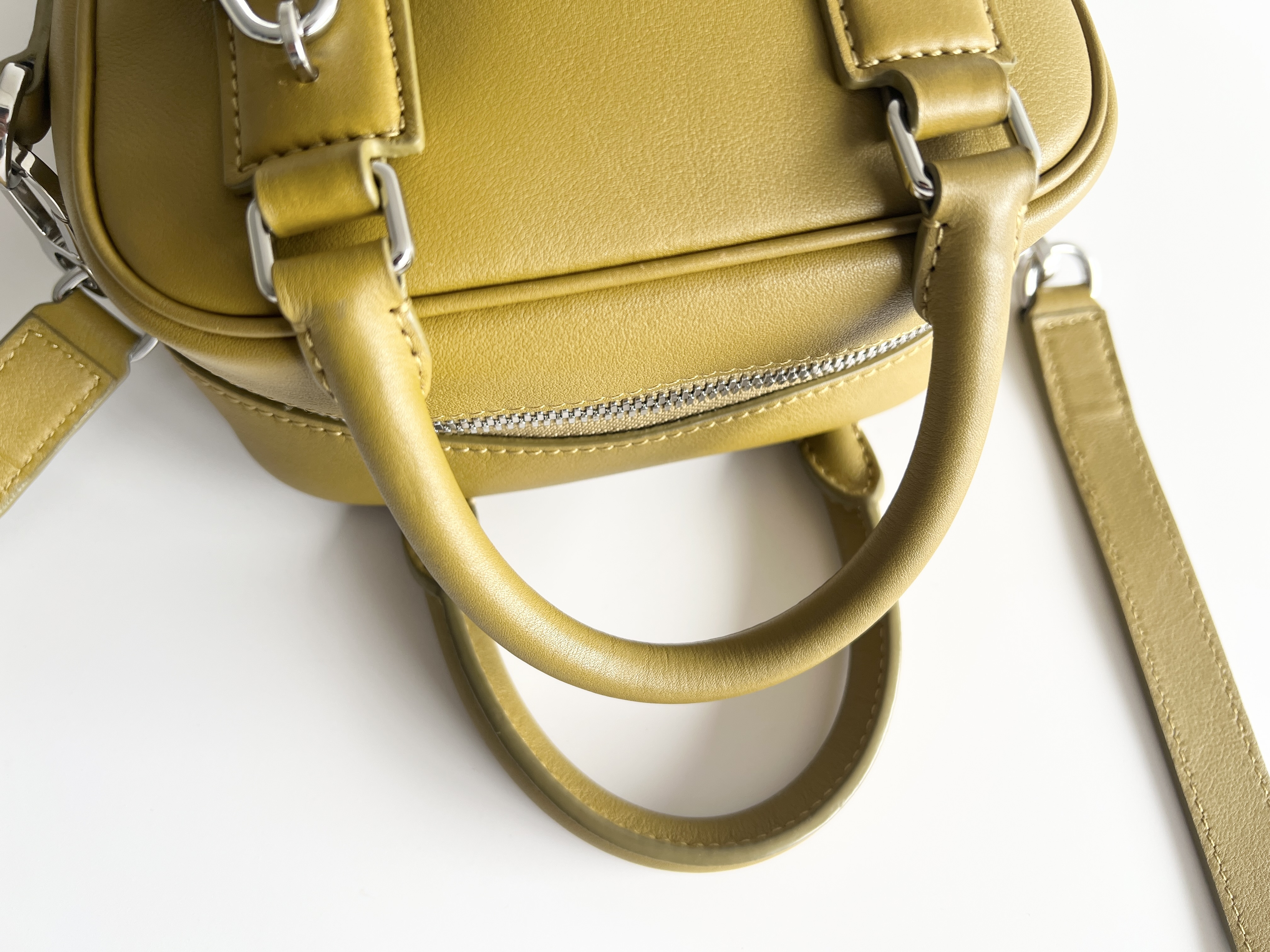 Amazona 15 Anagram Logo Leather 2-way Handbag Shoulder Bag — view 4