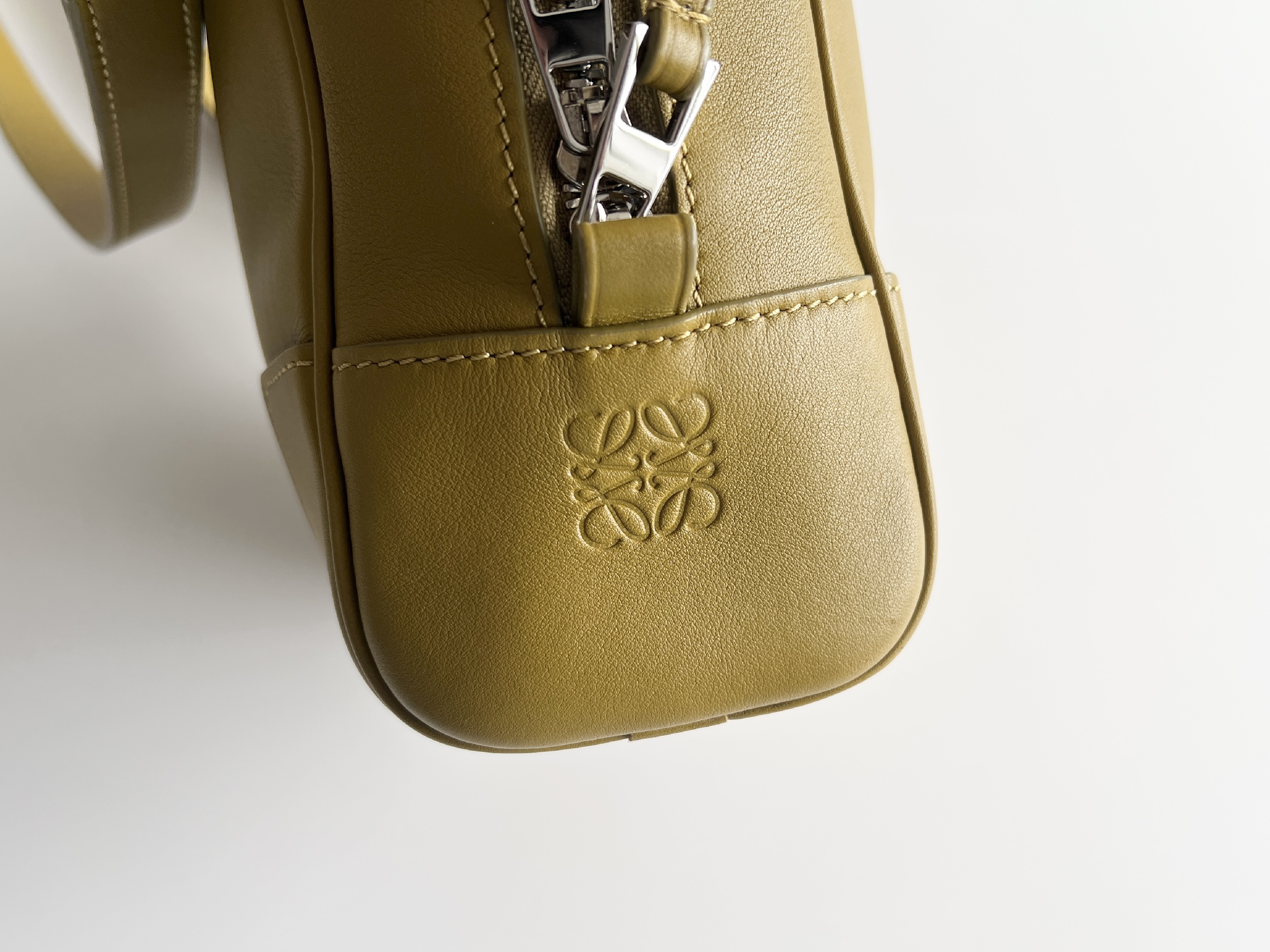 Amazona 15 Anagram Logo Leather 2-way Handbag Shoulder Bag — view 10