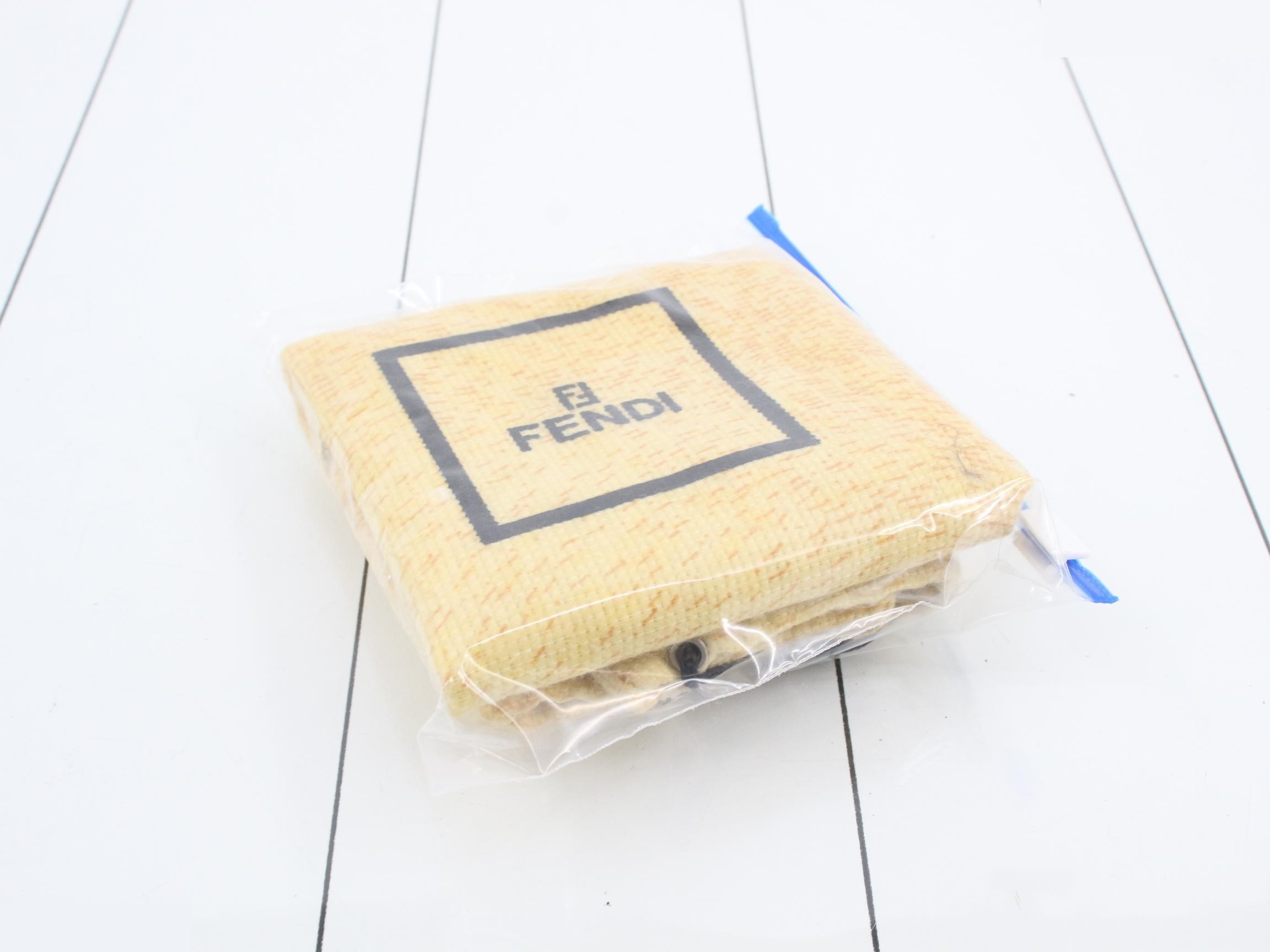 Stored item: Mamma knit handbag — view 7