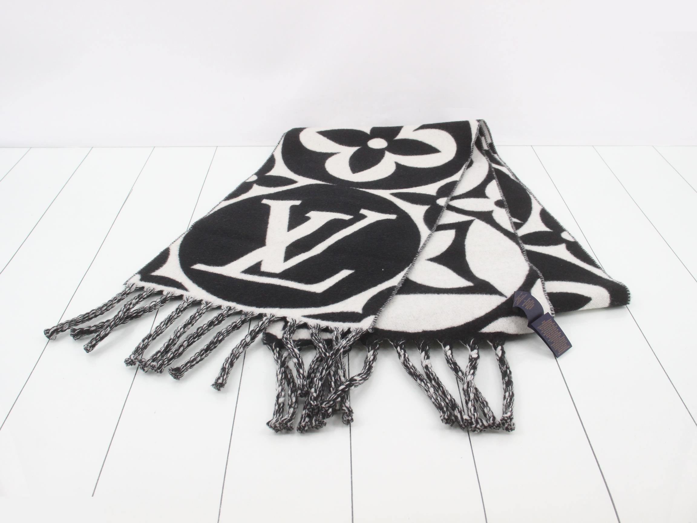 Muffler - LV Medallion S00 — view 2
