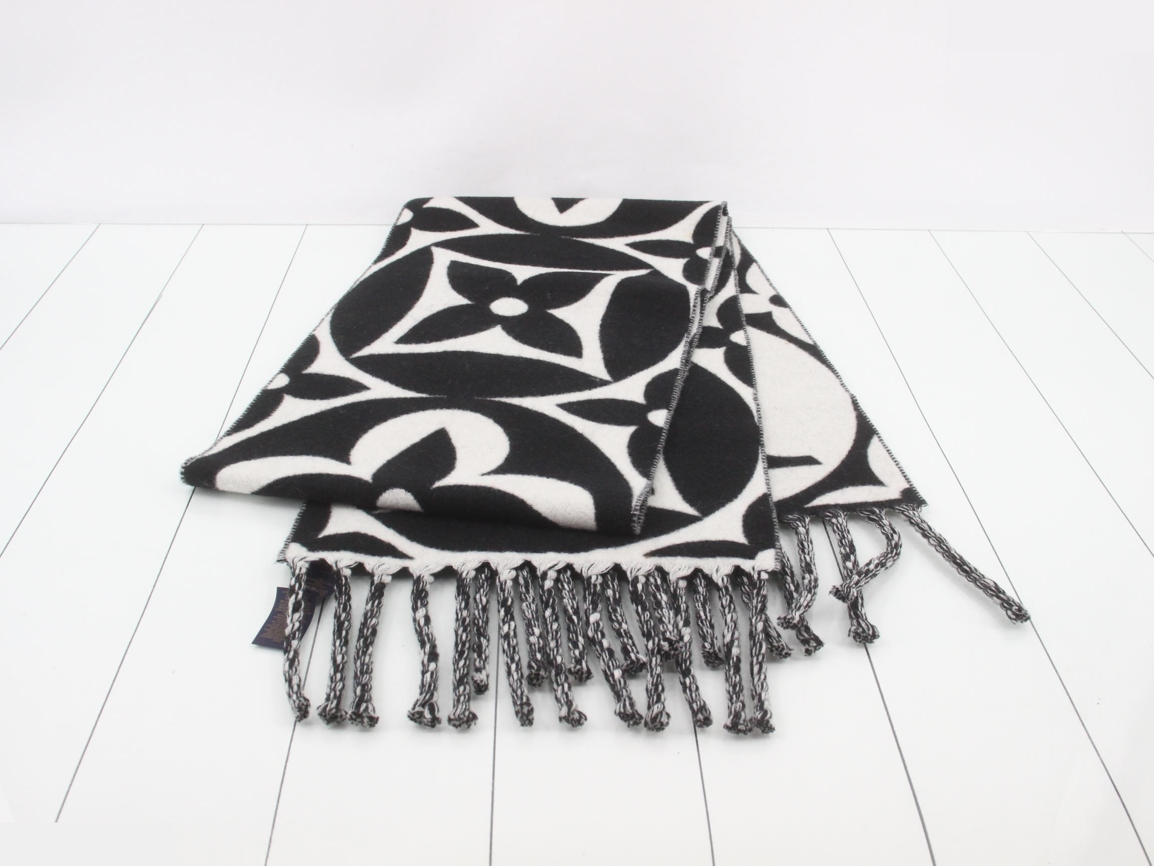 Muffler - LV Medallion S00 — view 3