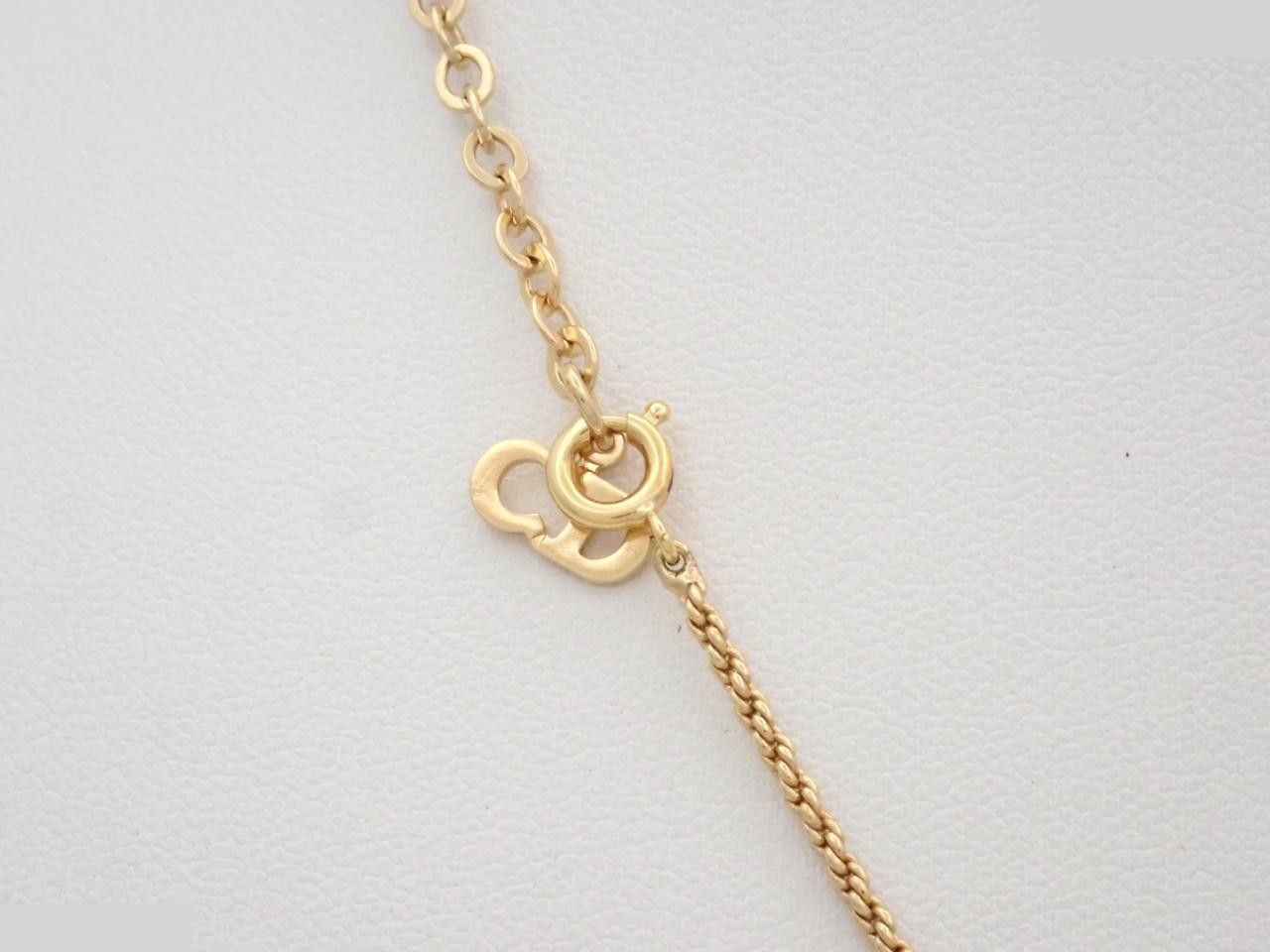 Gold necklace — view 2