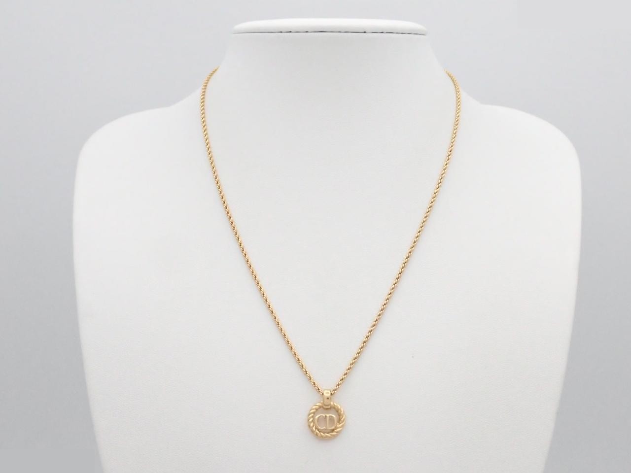 Gold necklace — view 3