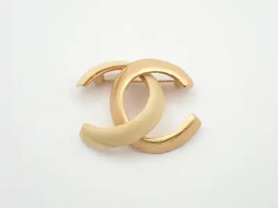 brooch, model 00T, Coco Mark, gold and beige, 4.5 cm wide.