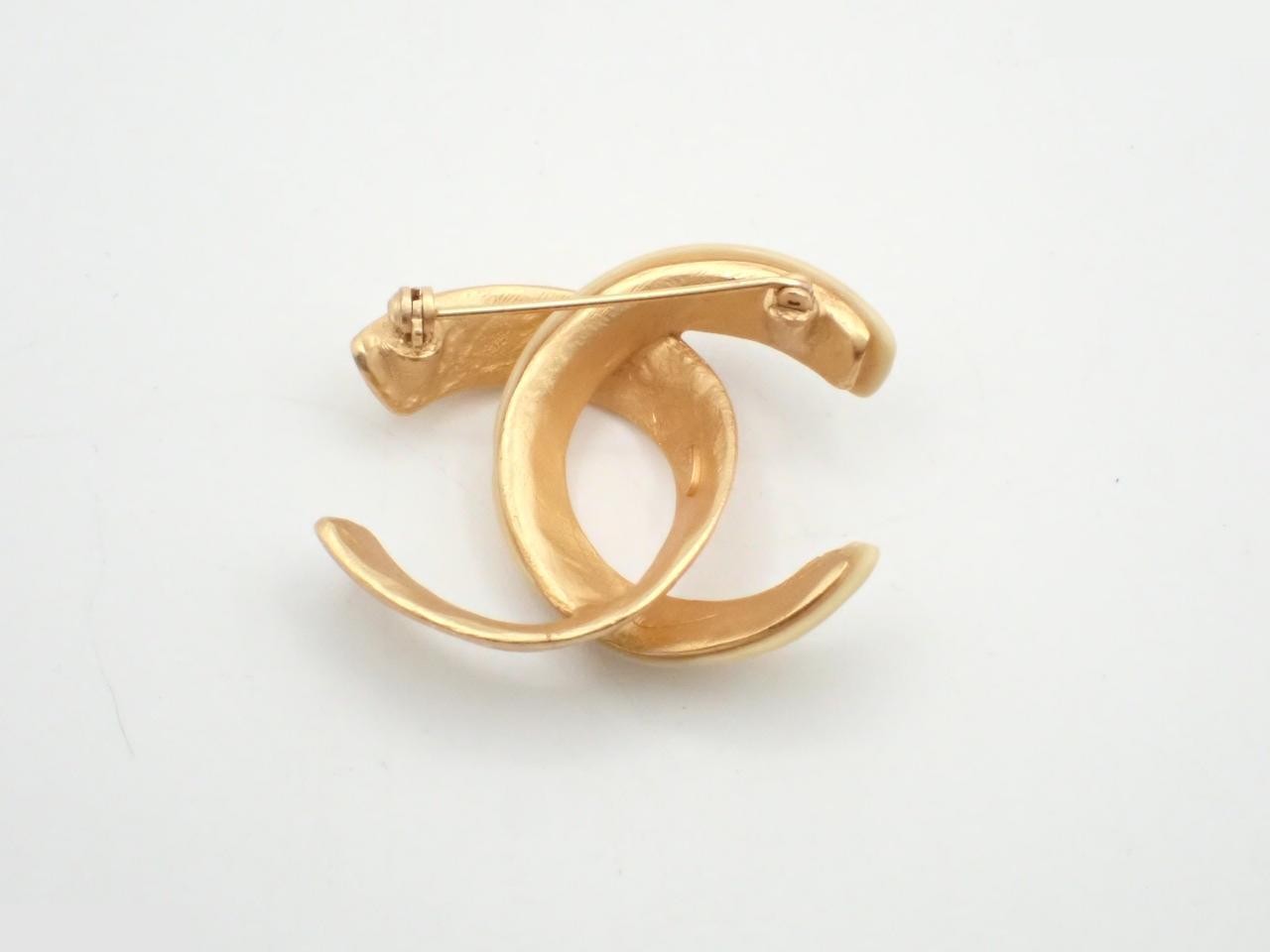 brooch, model 00T, Coco Mark, gold and beige, 4.5 cm wide. — view 2