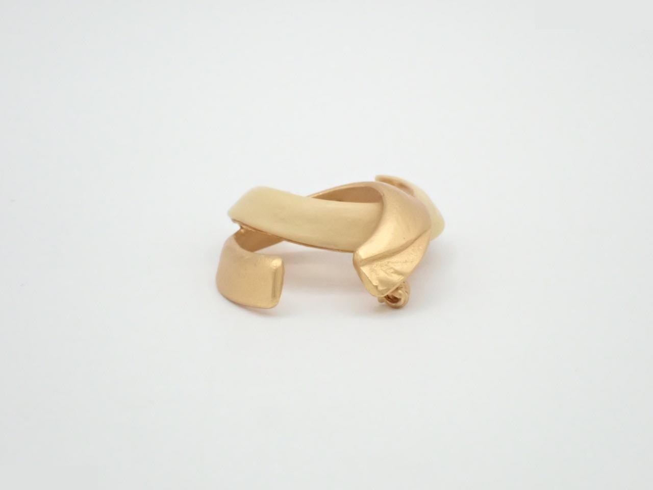 brooch, model 00T, Coco Mark, gold and beige, 4.5 cm wide. — view 3