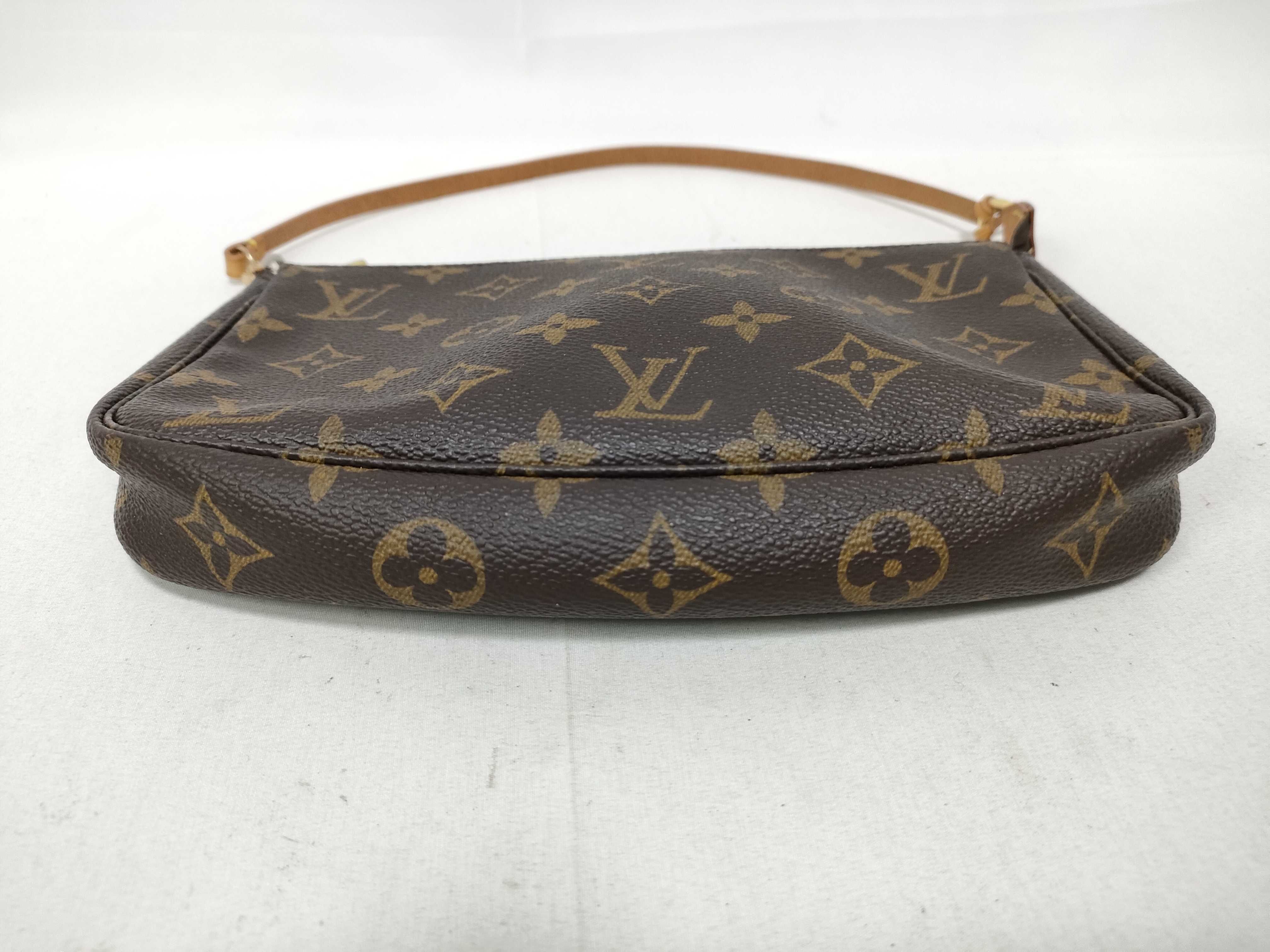 Monogram Louis Vuitton Monogram Accessoires AR0939 Pouch — view 3