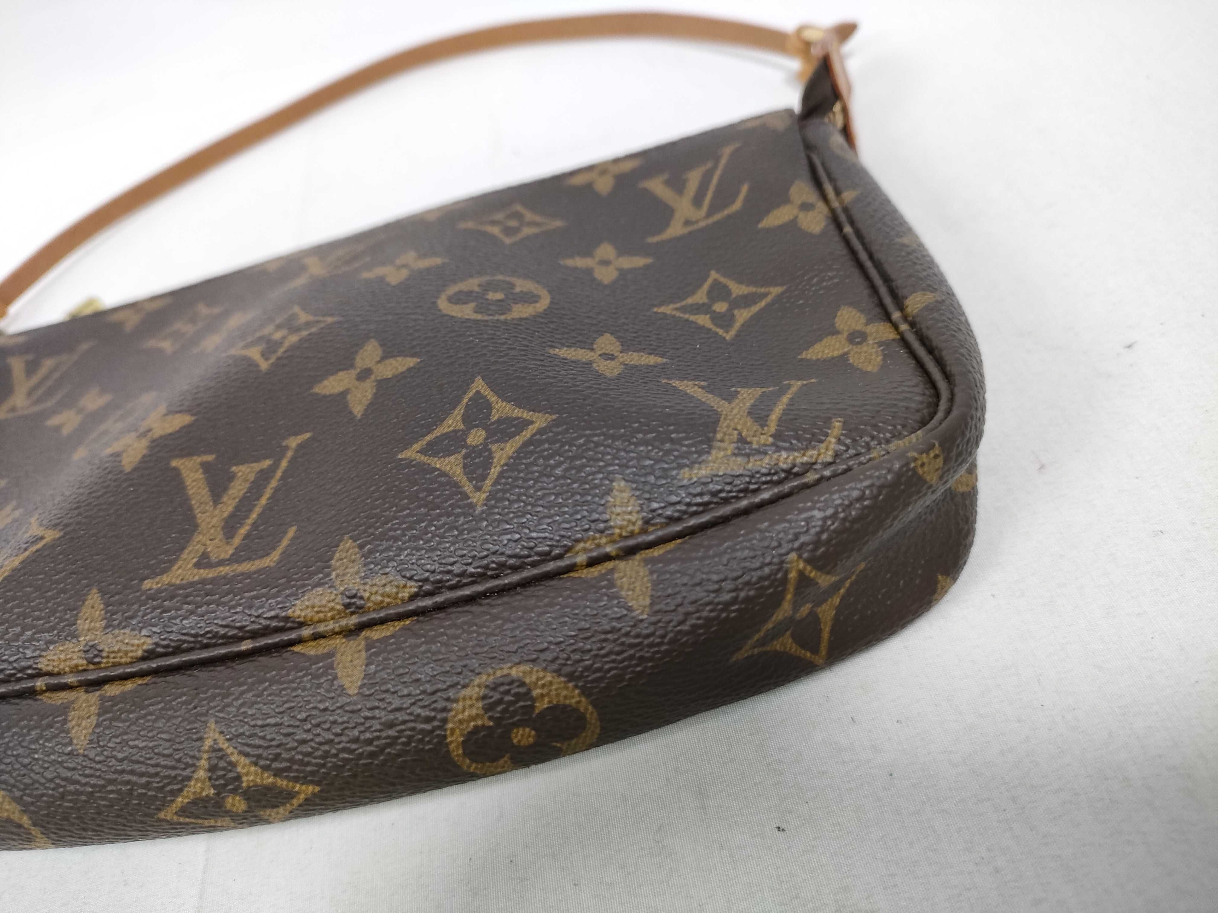 Monogram Louis Vuitton Monogram Accessoires AR0939 Pouch — view 4