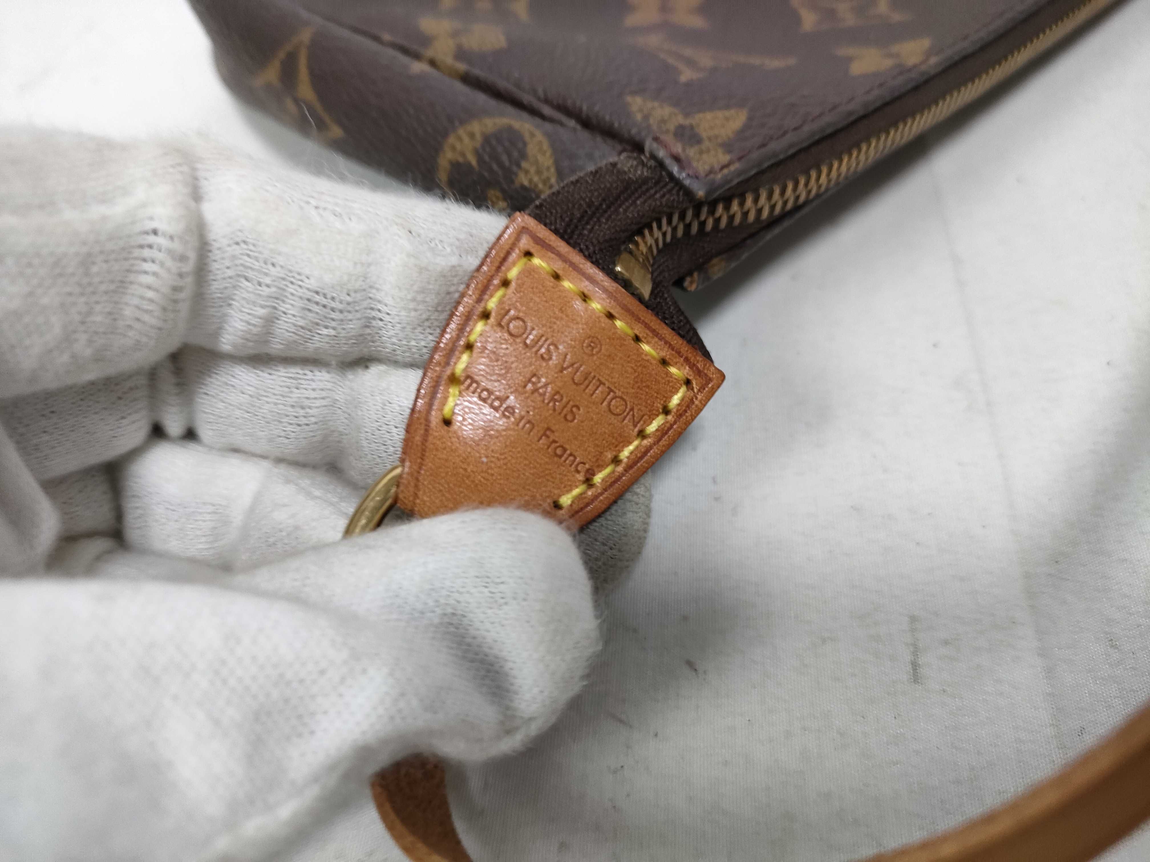 Monogram Louis Vuitton Monogram Accessoires AR0939 Pouch — view 8