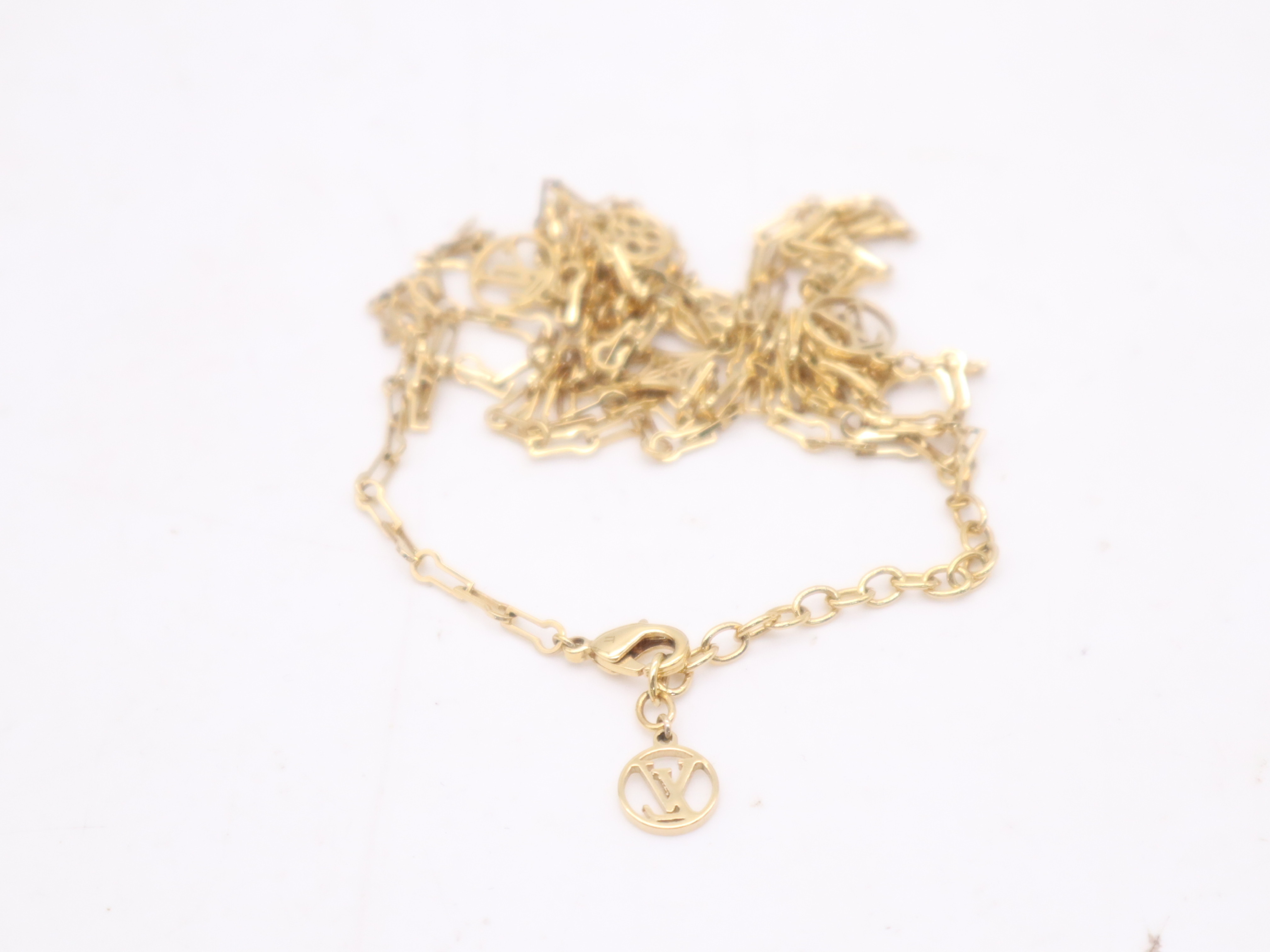 M69639GP Sautoir Forever Young Necklace with dust bag and box. — view 2