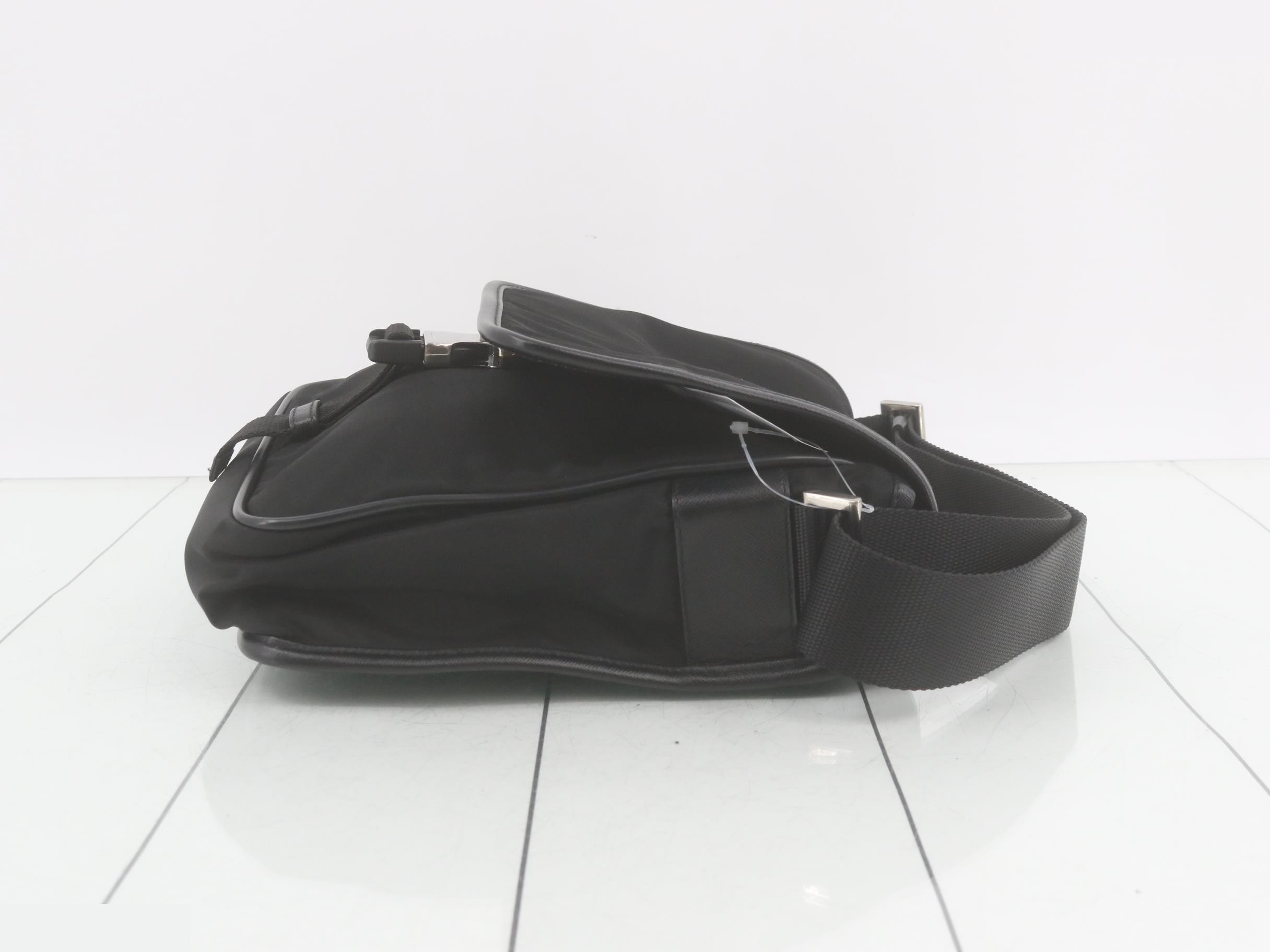 Triangle logo shoulder bag black Tesuto — view 3