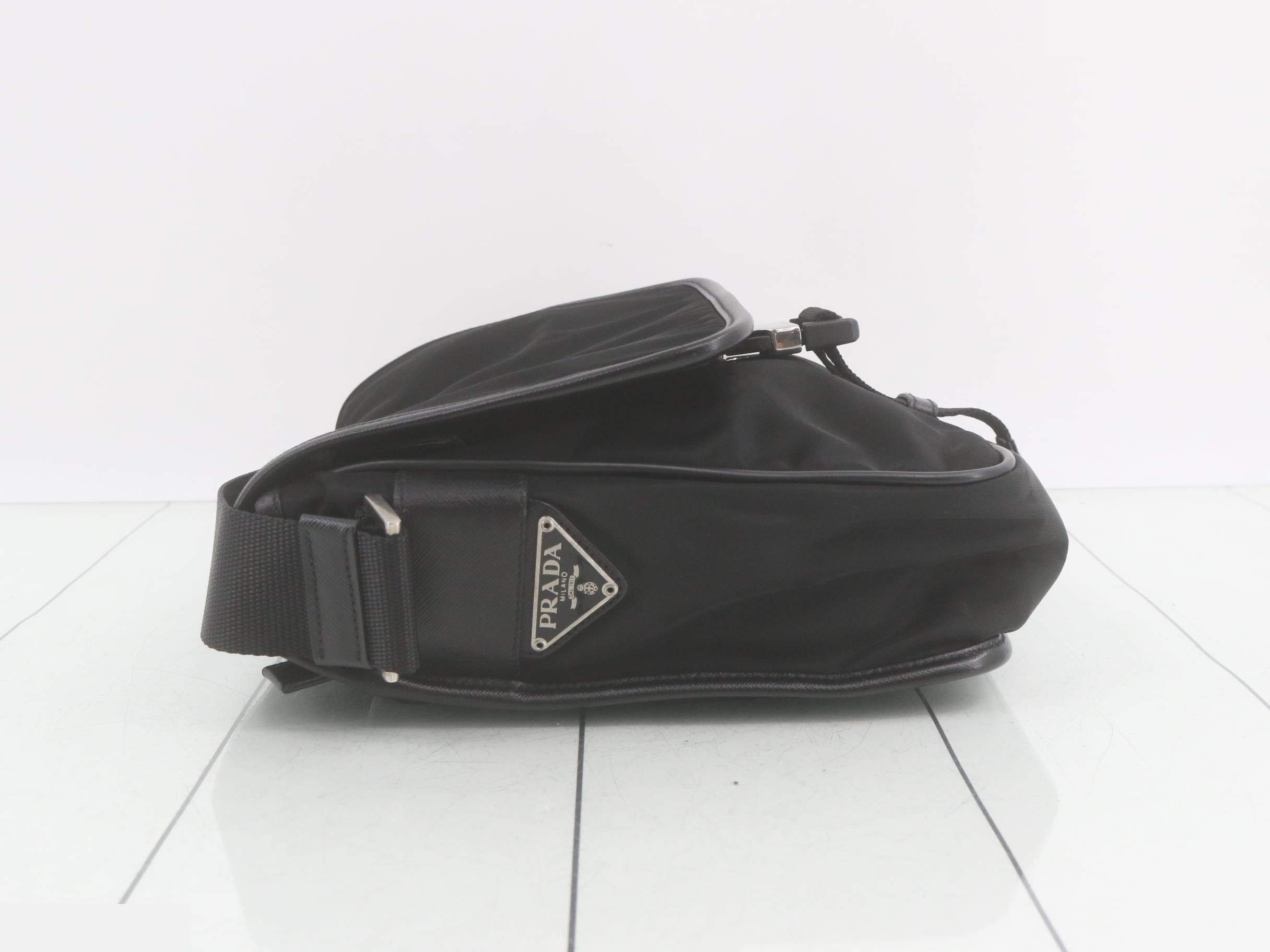 Triangle logo shoulder bag black Tesuto — view 4