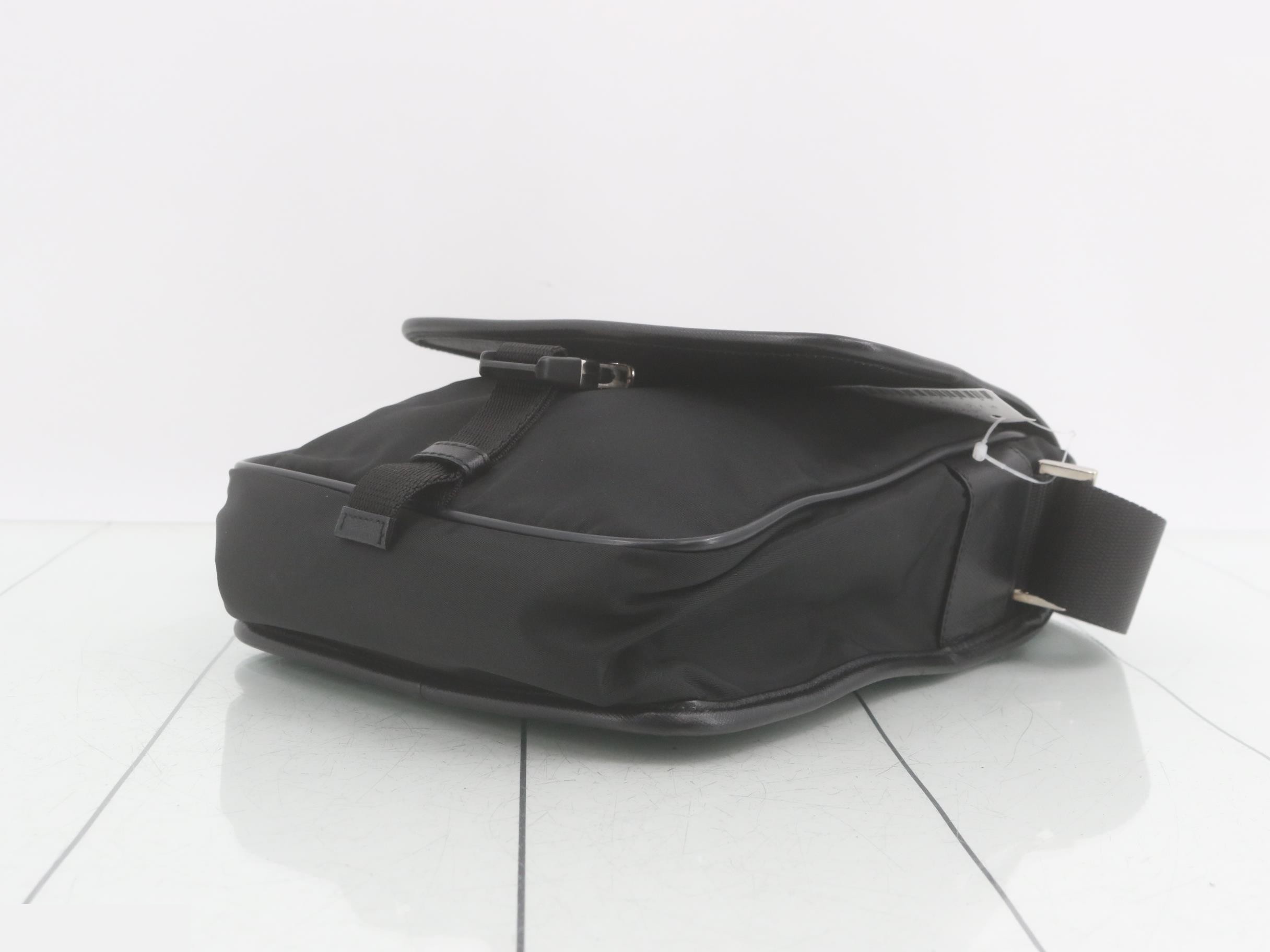 Triangle logo shoulder bag black Tesuto — view 6