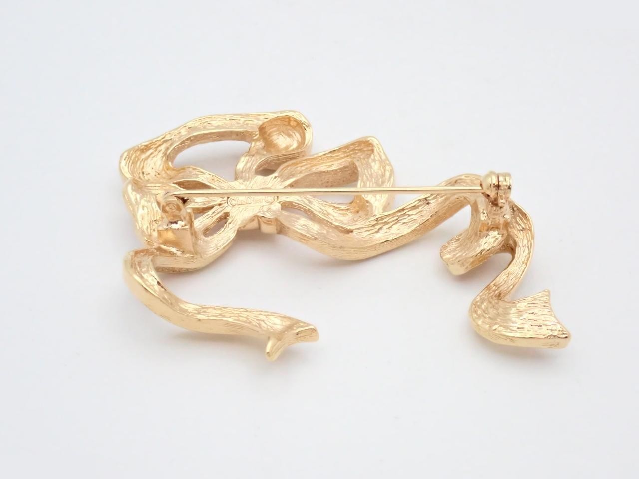 brooch — view 2