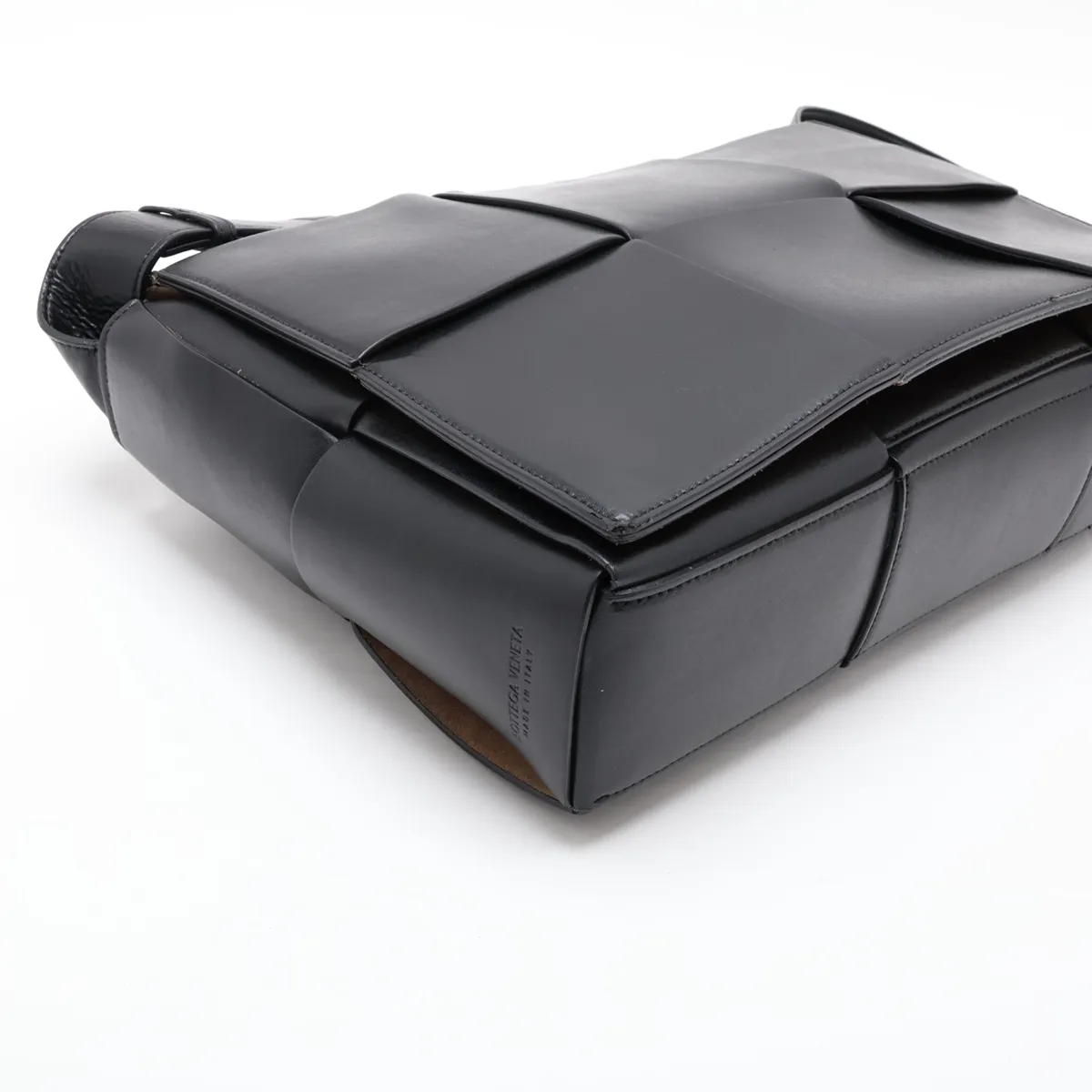 Maxi Intrecciato Cassette Leather Shoulder Bag, Black — view 4