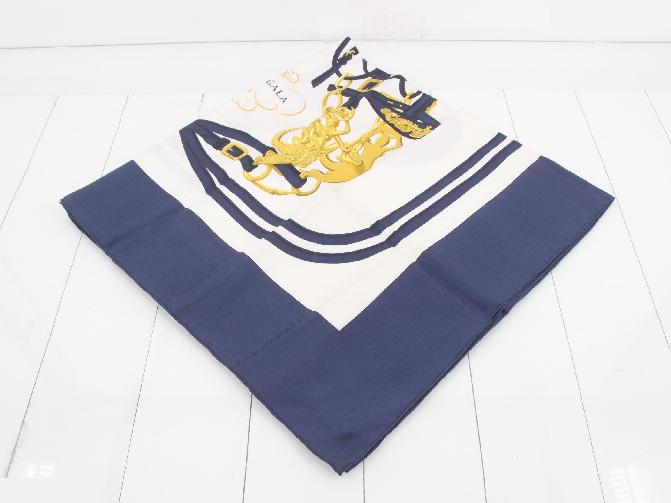 Carre 90 Brides de Gala Navy x White (No Tag) — view 2