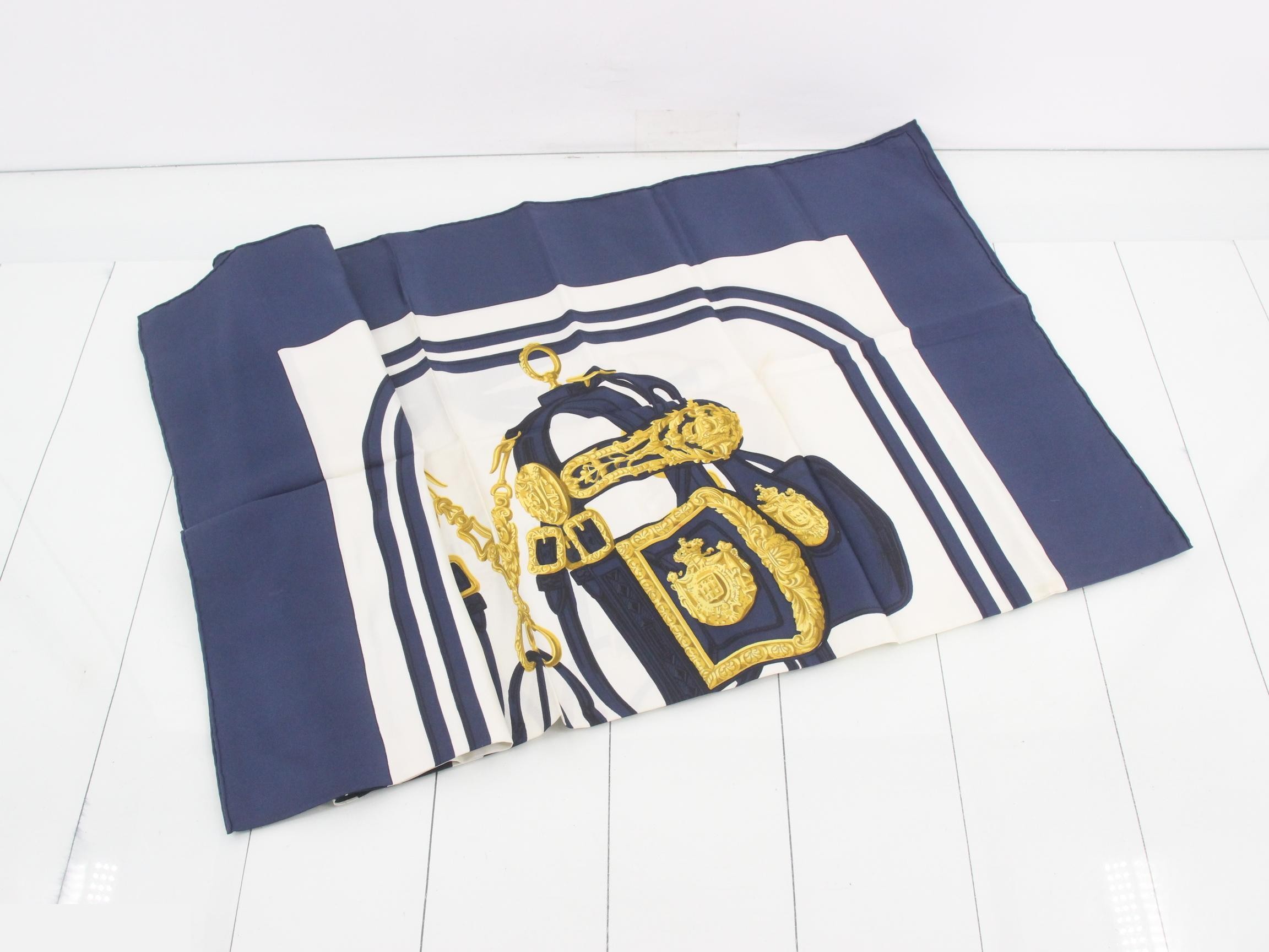 Carre 90 Brides de Gala Navy x White (No Tag) — view 3