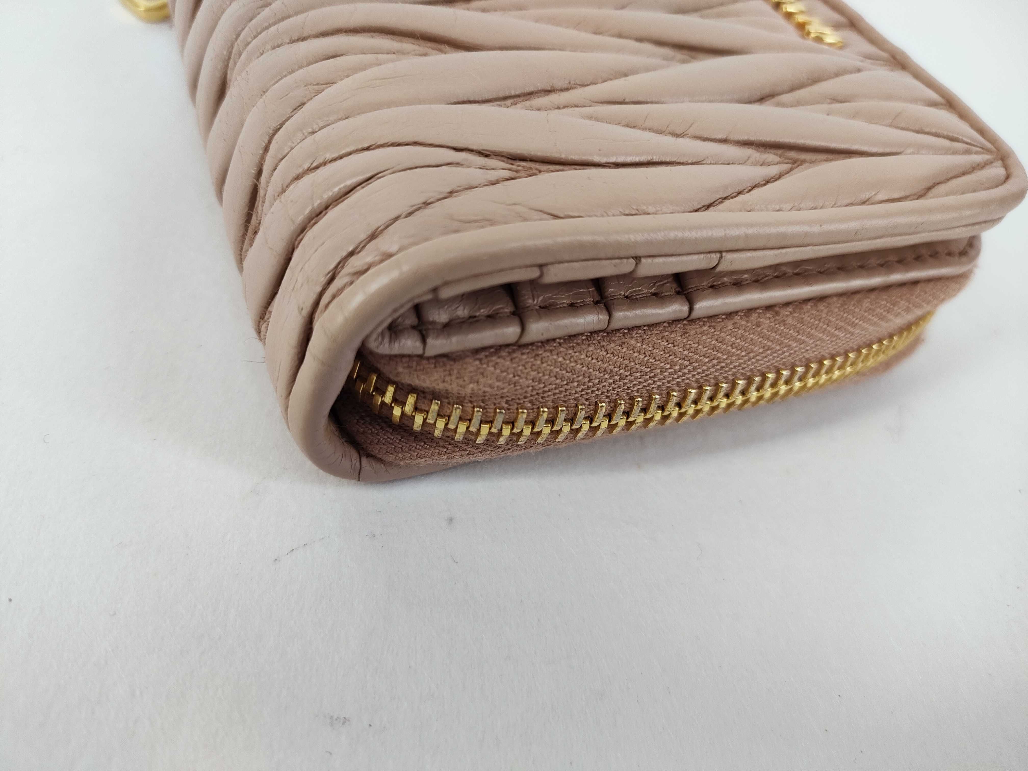 wallet, white wallet — view 3