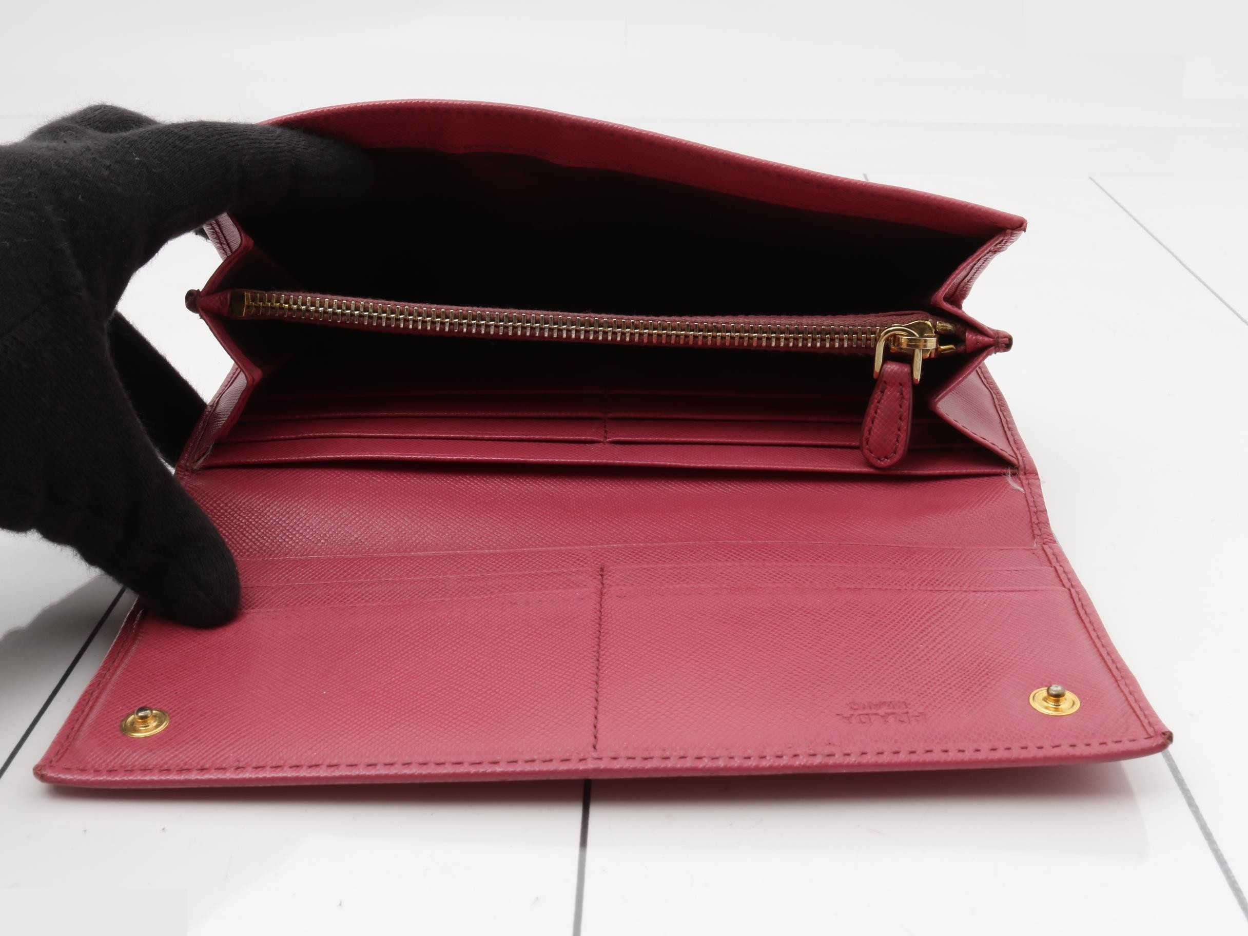 Other lines: Bags & Wallets, Bi-fold, Triangular Plate — view 4