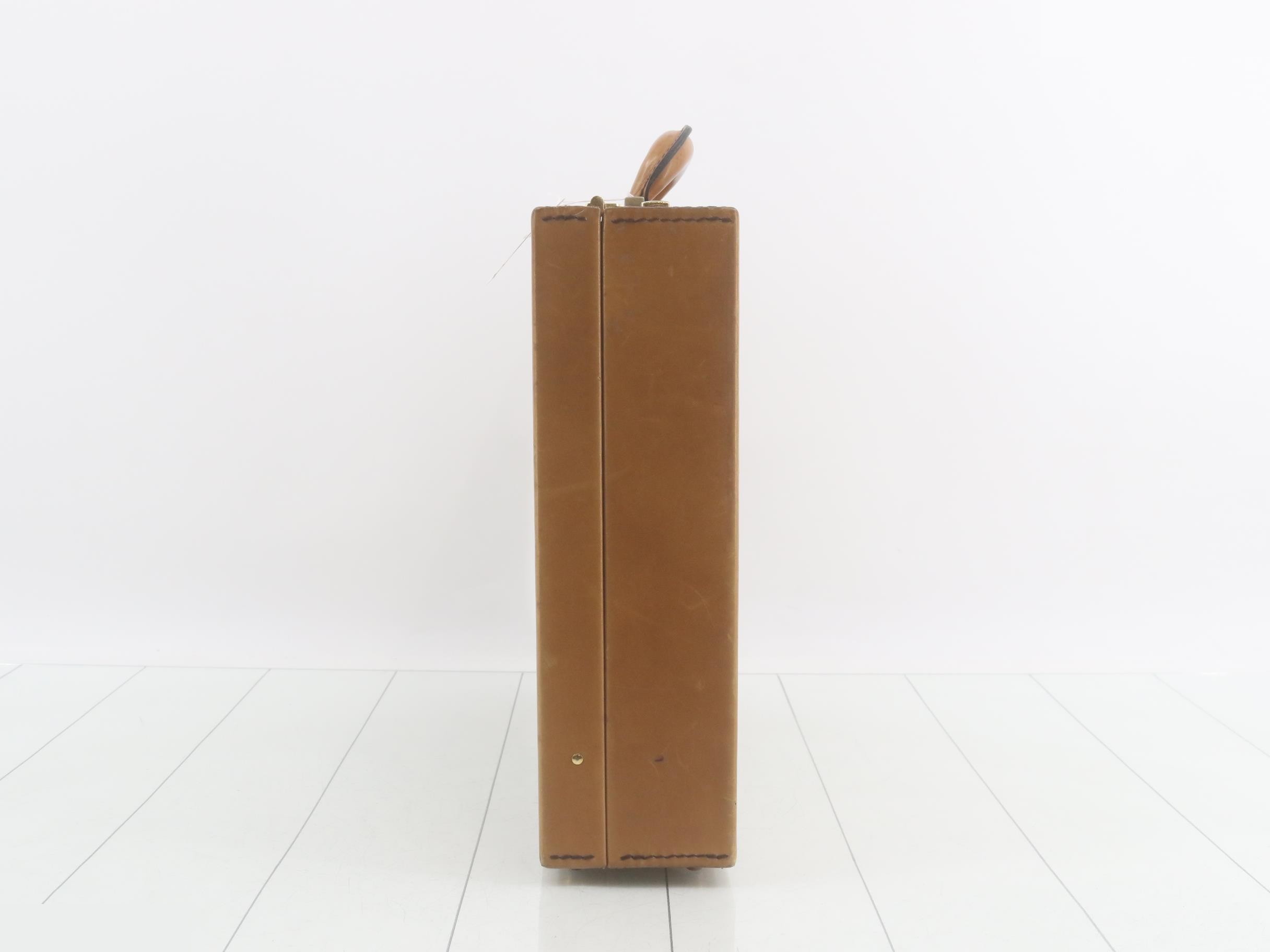 attaché case — view 3