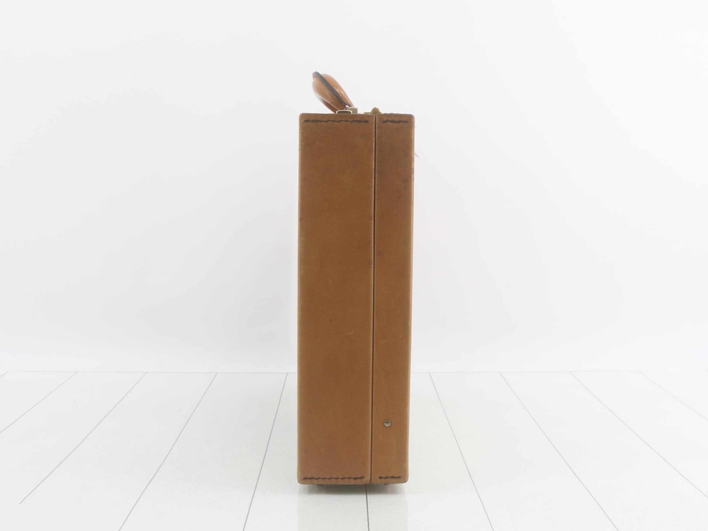 attaché case — view 4