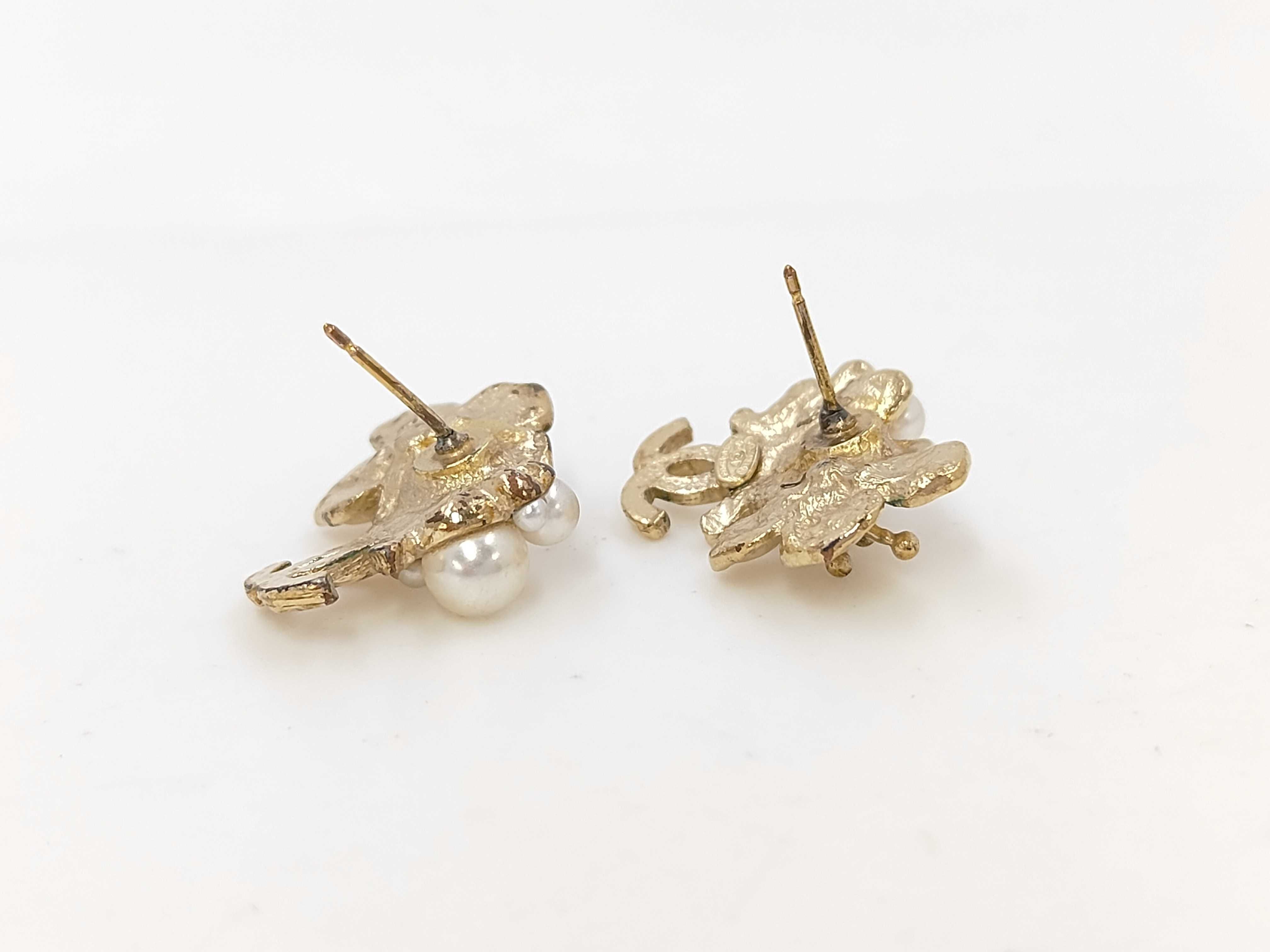 Earrings Camellia Pearl Coco Mark Gold 10P Earrings — view 5