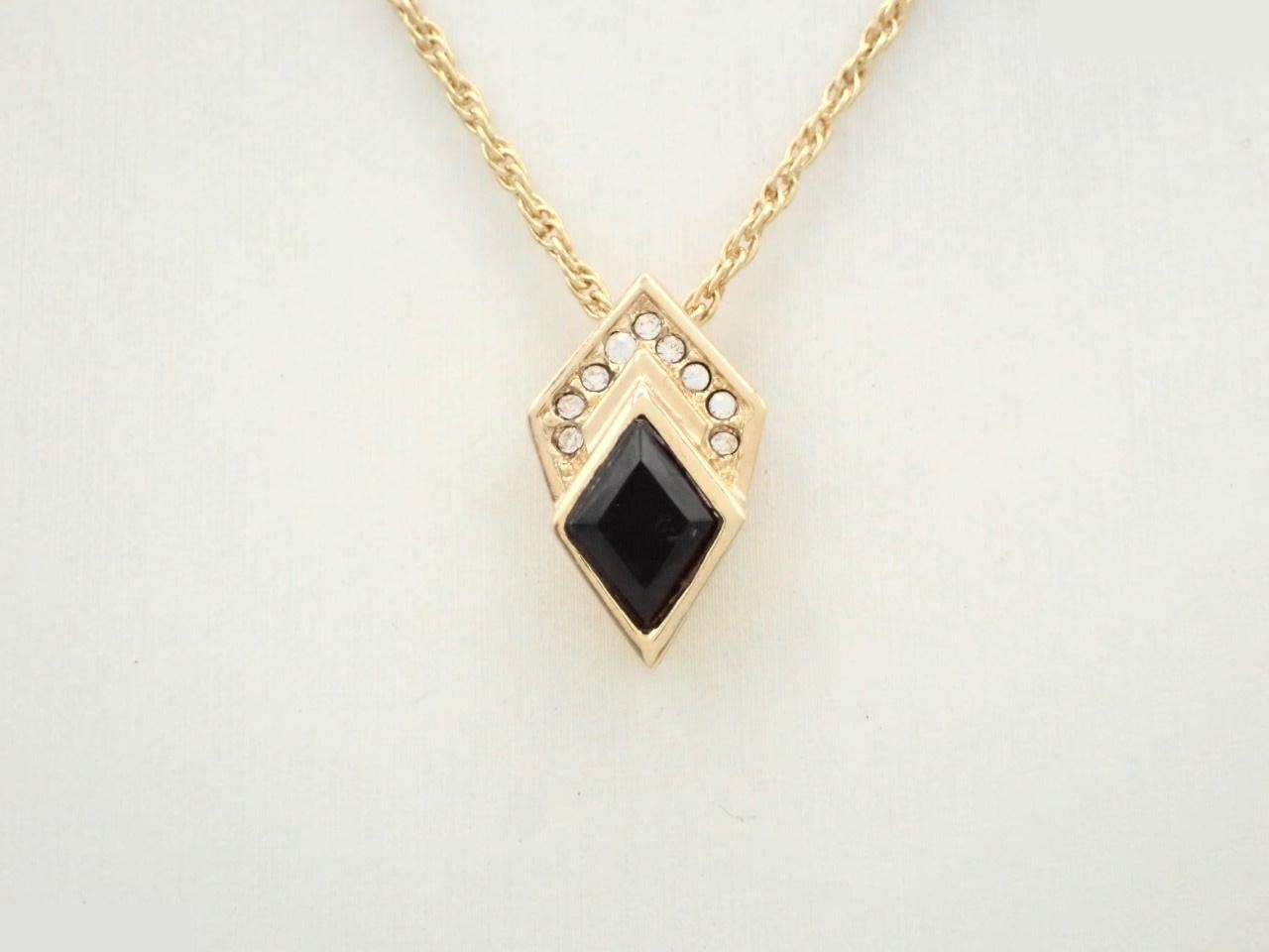 Other lines: Precious metals, necklaces, pendants, chains approximately 40cm long.