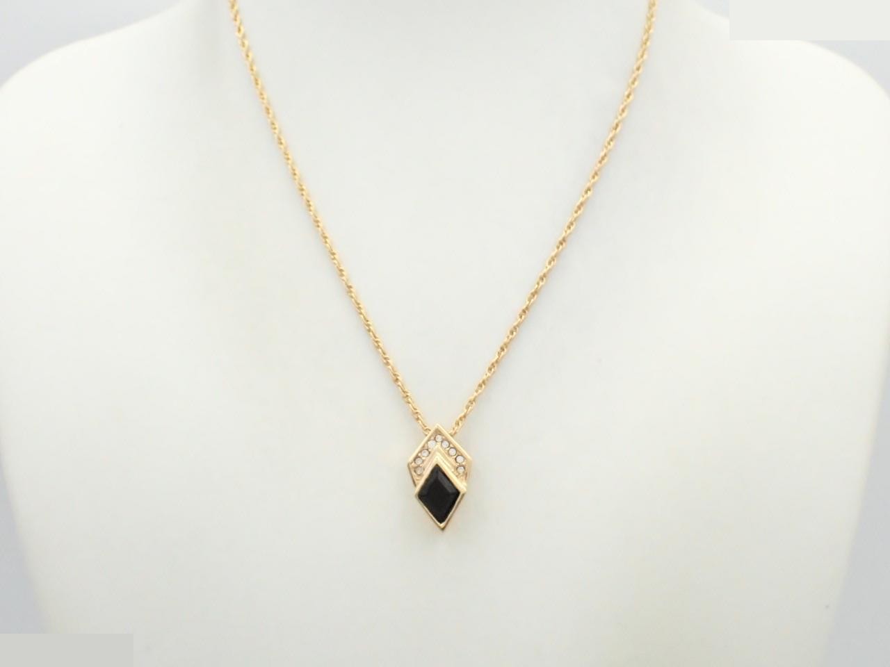 Other lines: Precious metals, necklaces, pendants, chains approximately 40cm long. — view 3