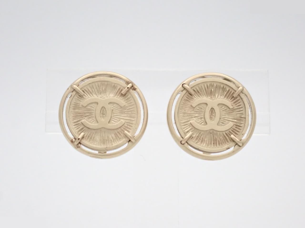 Round earrings