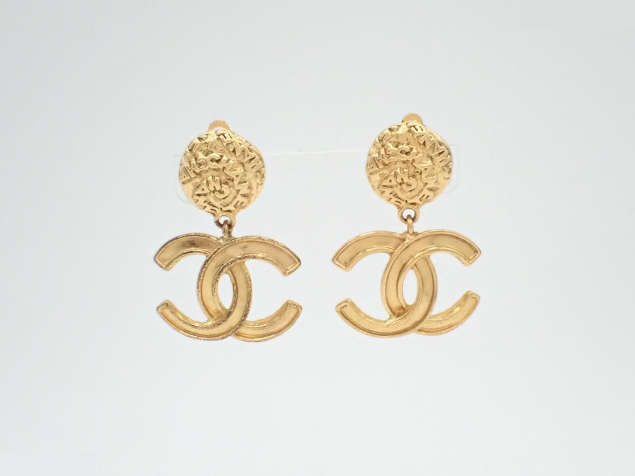 Earrings with Coco Mark design, gold.
