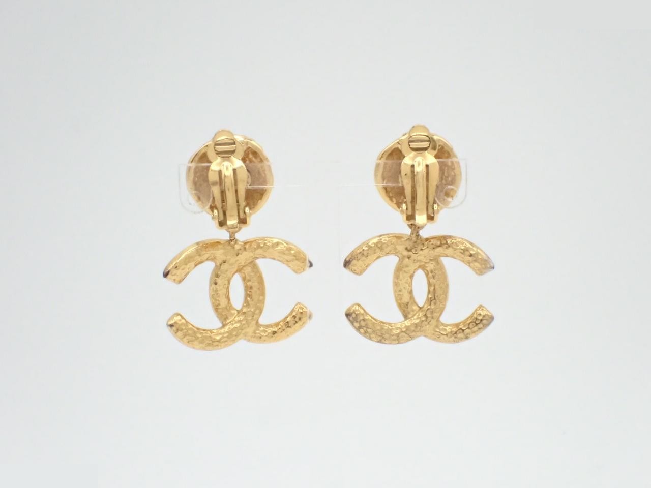 Earrings with Coco Mark design, gold. — view 2