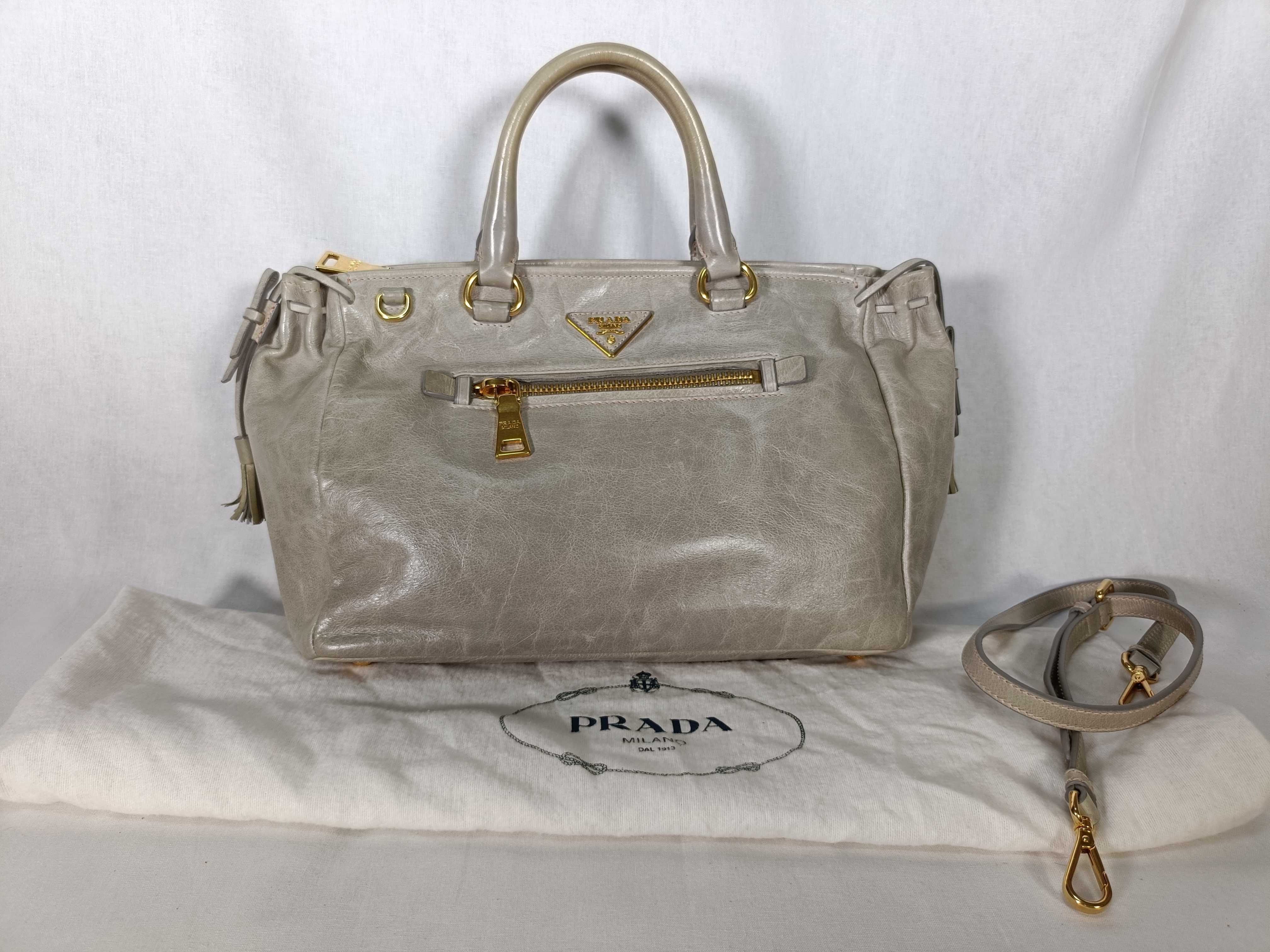 2-way shoulder bag, green, BN1921; Vitello Shine tote bag.